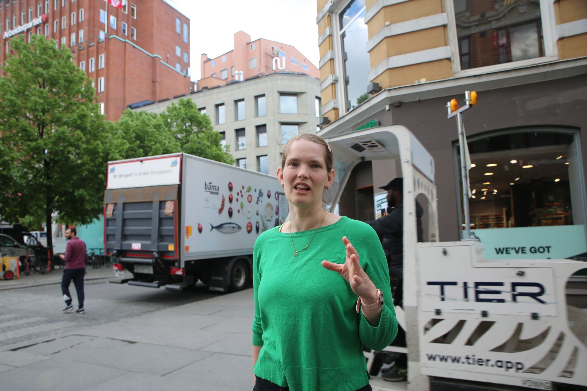 En elektrisk lastebil lader på Askos regionlager på Kalbakken i Oslo. T.h. John Strand, direktør for Asko transport.