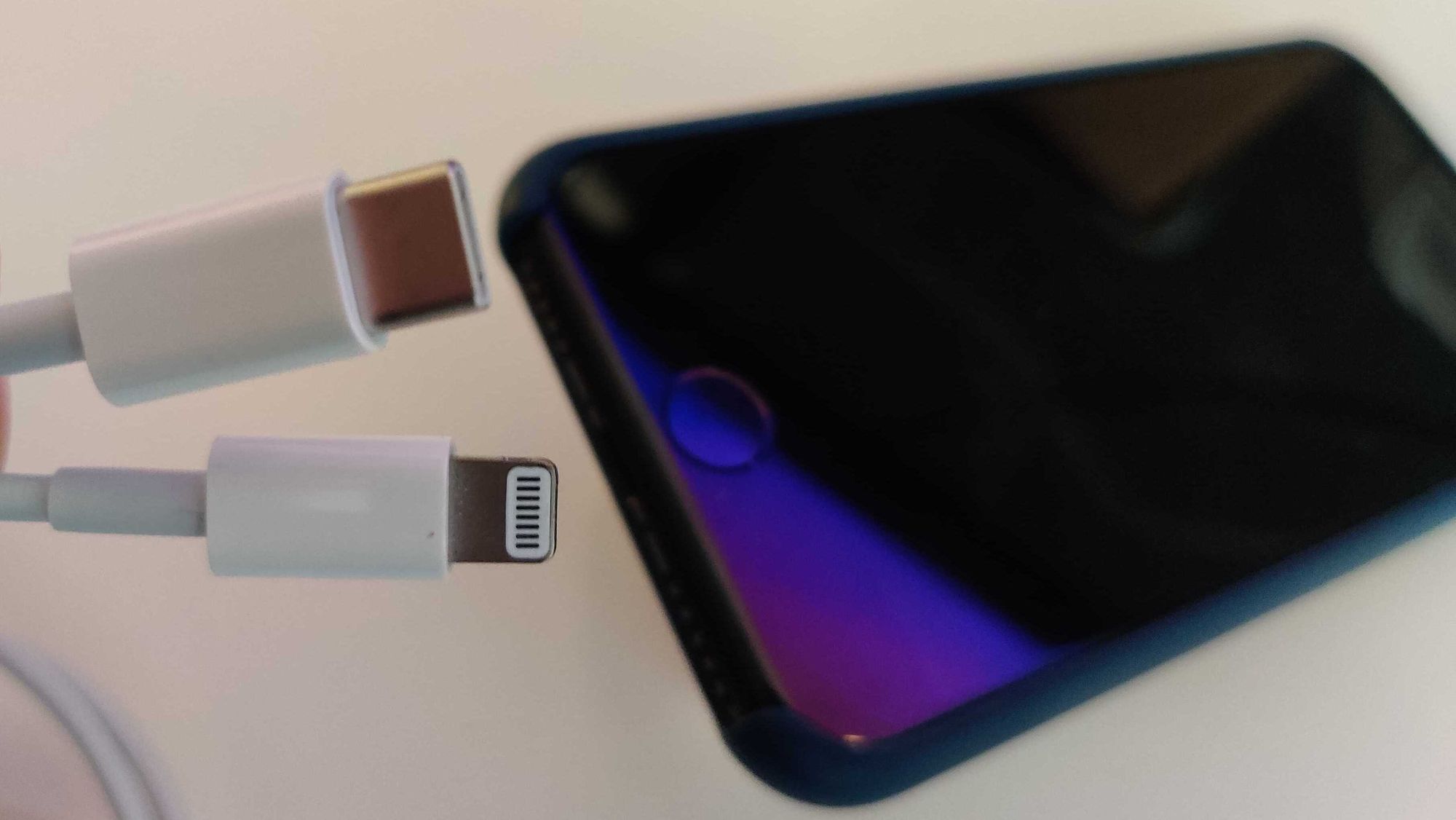 EU hørte ikke på Apples innvendinger. Etter utgangen av 2024 må også Iphone bruke USB-C til lading.