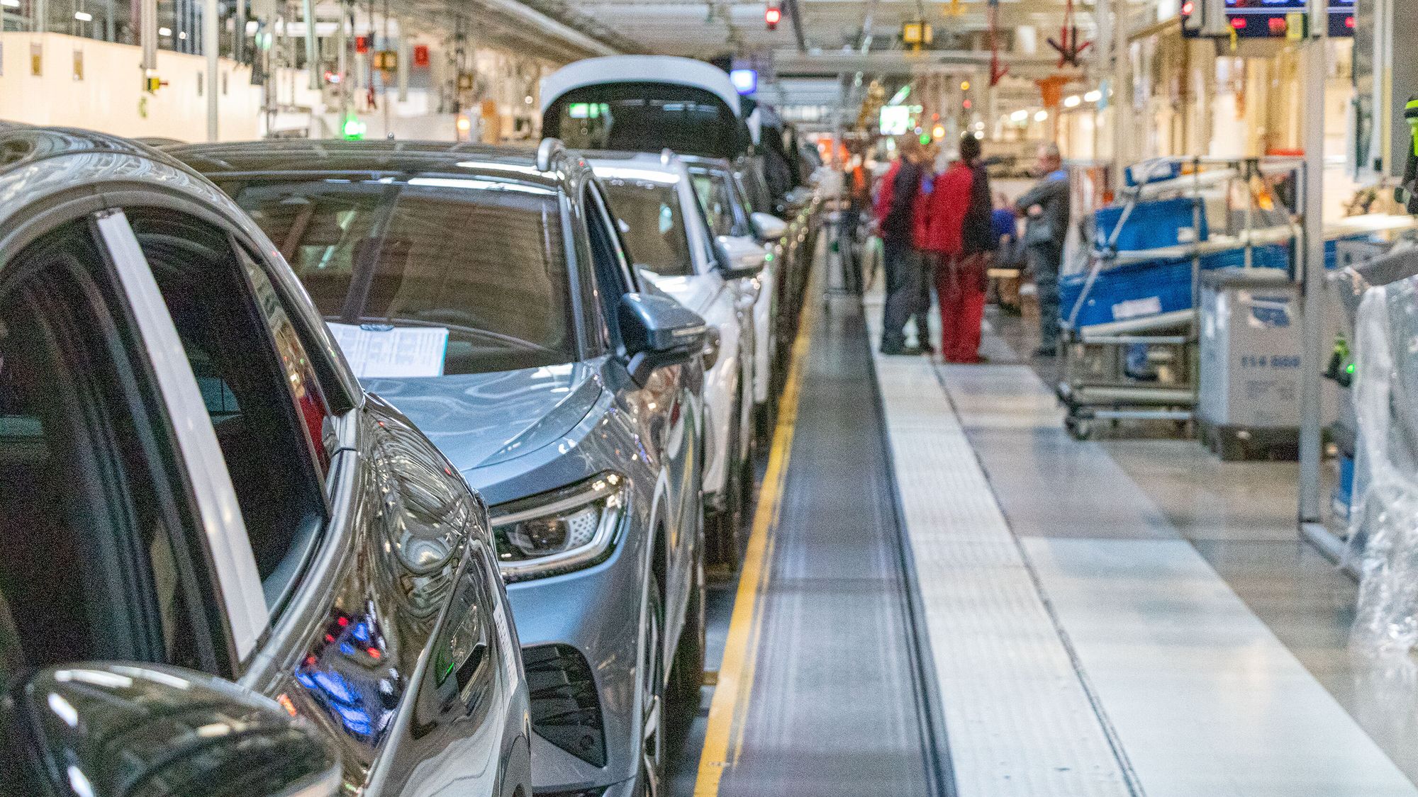 Europeiske bilmerker har fått svekket posisjon i nybilmarkedet i Norge de siste årene. Bildet er fra produksjon av elbiler i Volkswagens fabrikk i Zwickau.