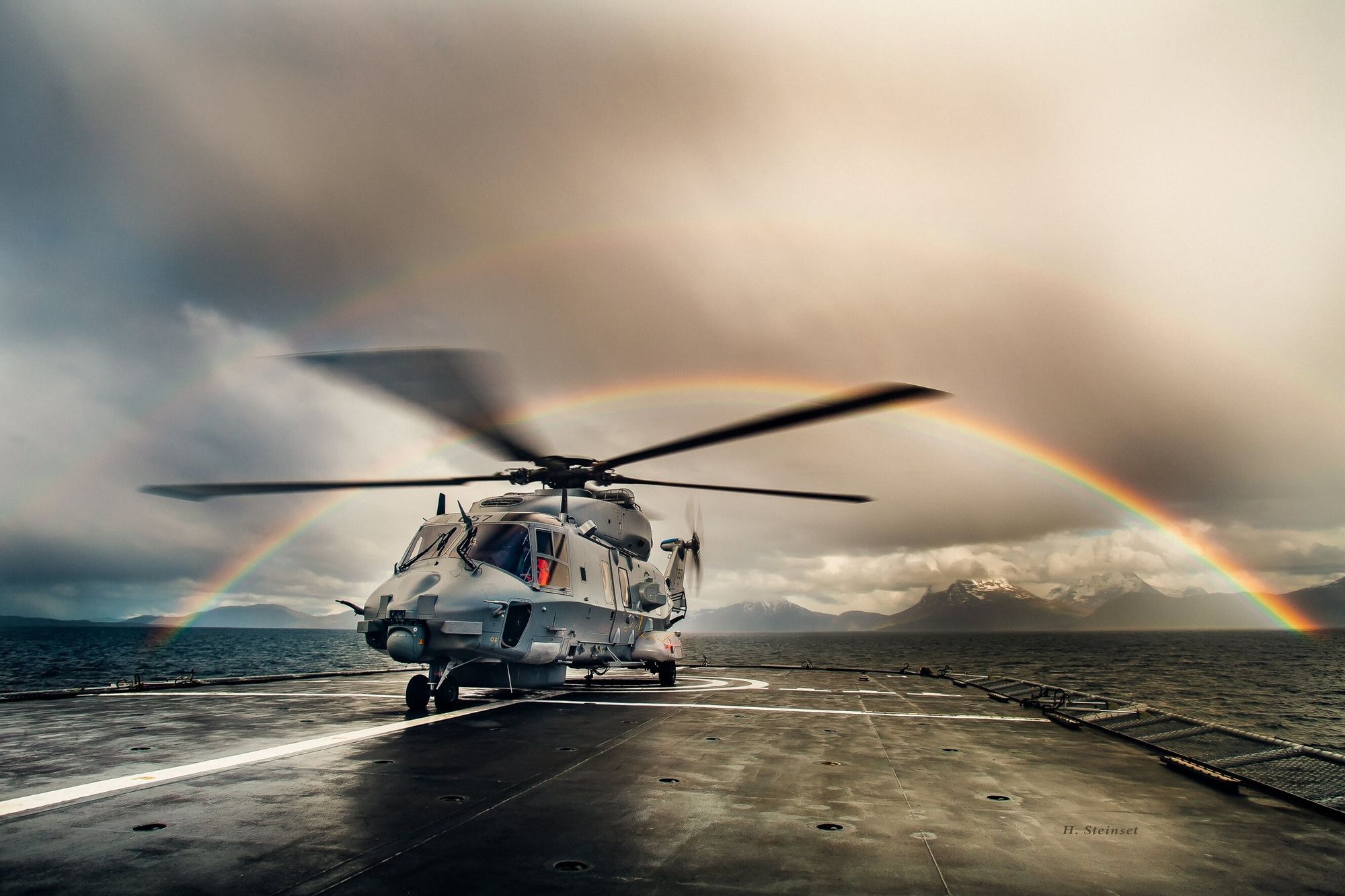 Daværende forsvarsminister Espen Barth Eide i Bardufoss i januar 2012 under overrekkelsen av det første NH90 helikopteret til Luftforsvaret.