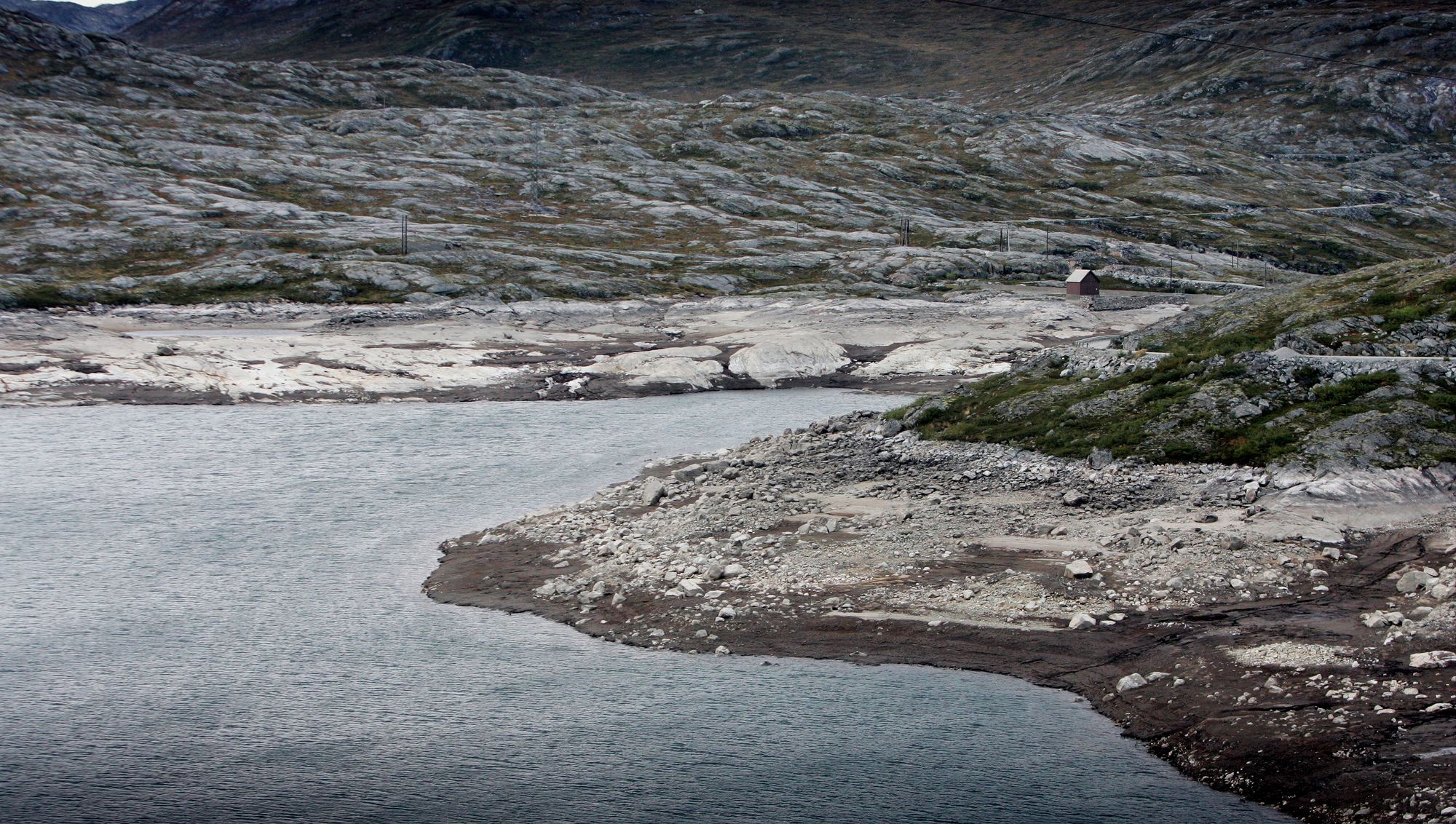 Illustrasjonsfoto: Kraftkrisen har ført til lav vannstand i kraftmagasinene. Her fra Osvatnet i Torbudalen ved Sunndalsøra i 2006.