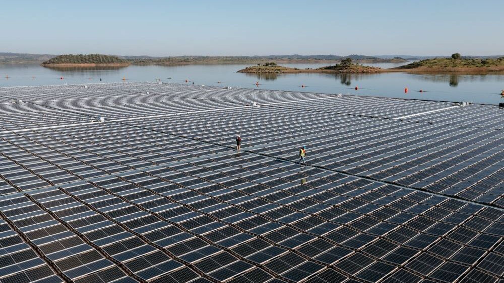 Hele solcelleparken ble satt sammen ved land før den ble fraktet til rett sted.