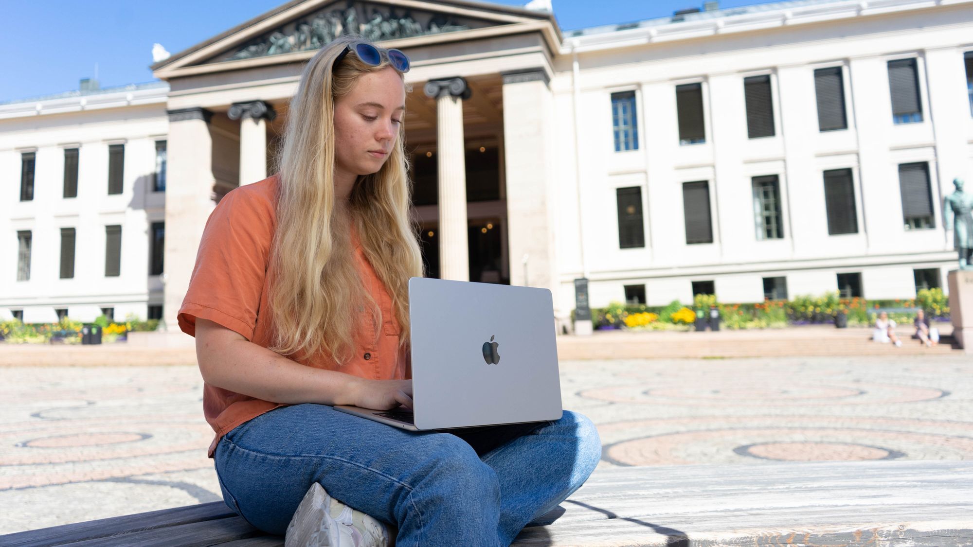 Apple har oppdatert designet på nye Macbook Air til å bli mer likt Pro-maskinene.