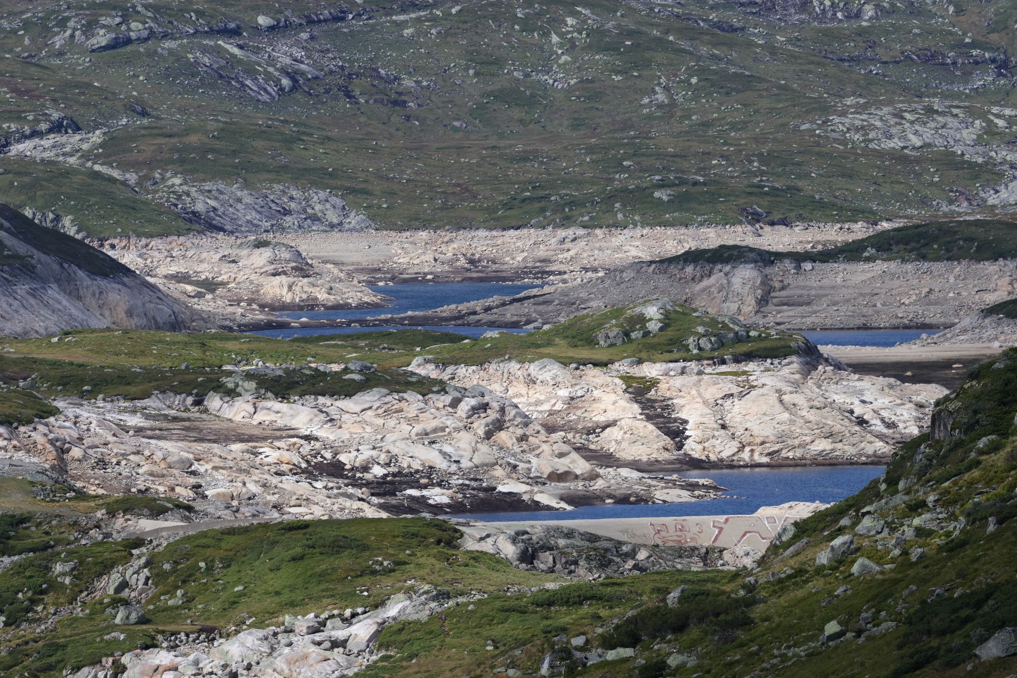Det er lavere vannstand i vannmagasinene i det sørligste prisområdet enn normalen, og nivået fortsetter å synke. Her fra Rosskreppfjorden, en innsjø i Sirdal og Valle kommune i Agder et tidligere år.