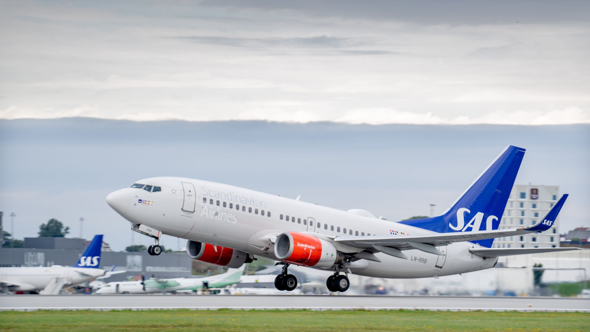EASA fraråder bruk av nødladere om bord i fly. SAS sier de vurderer situasjonen.