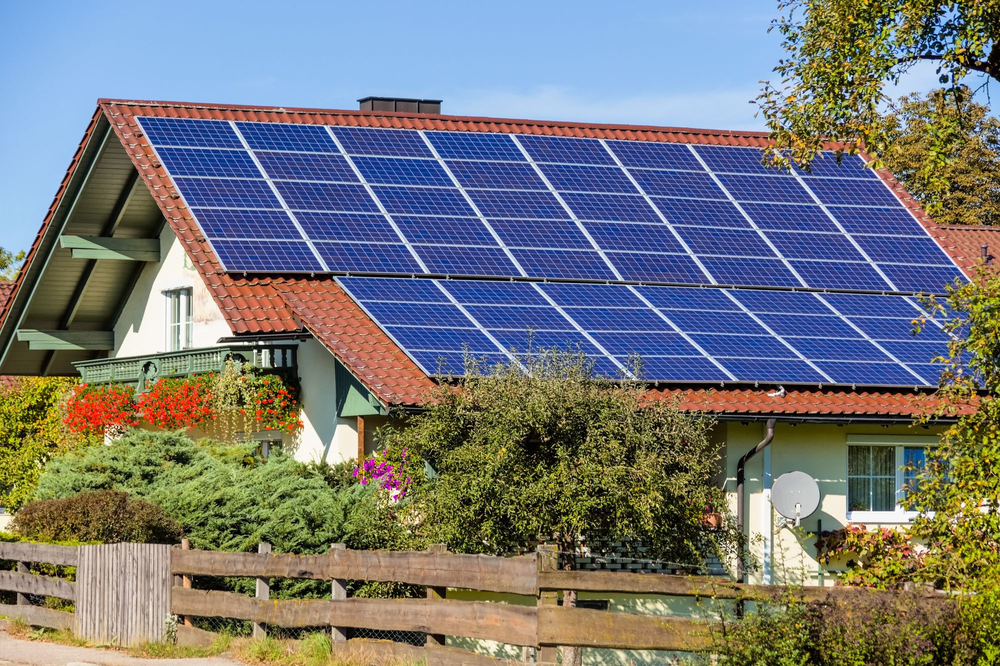 Skal solceller virkelig gjøre en forskjell, kreves det energilagring lokalt, i form av batterier. Slike løsninger bør få støtte fra Enova i stedet for ren strømstøtte, skriver innleggsforfatteren.