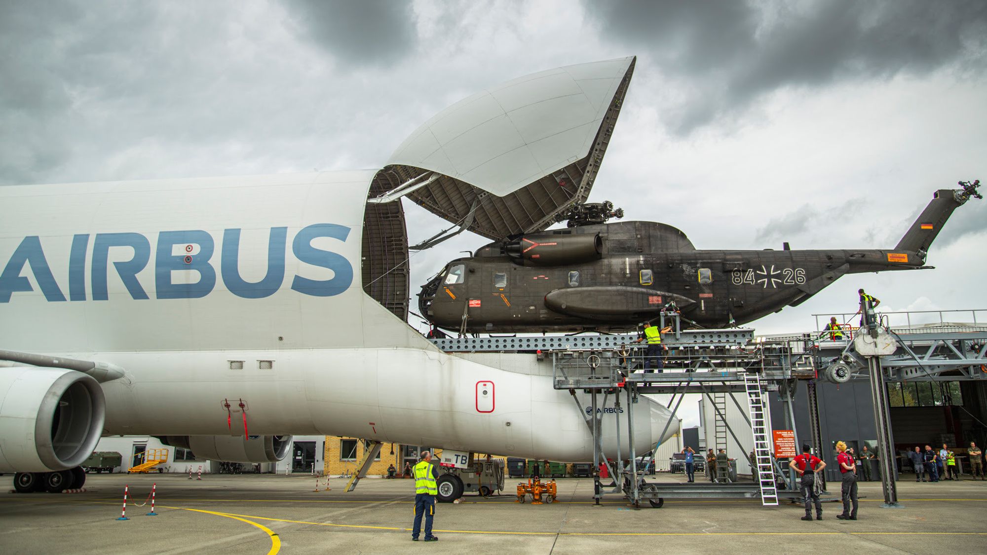 Et CH-53G fra den tyske hær lastes om bord et Beluga ST i forbindelse med testing av det nye lastesystemet som Airbus Defence and Space har utviklet.