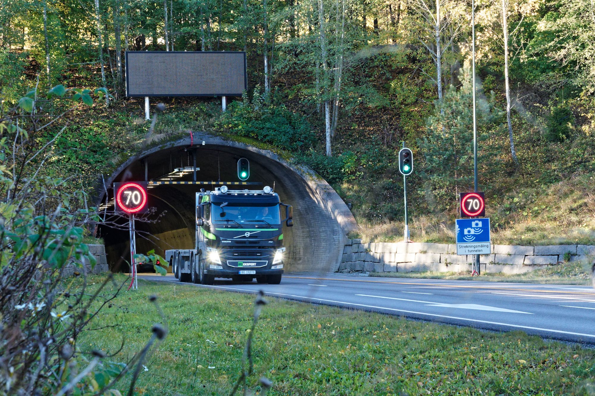 Biofilm av bakterier ødelegger betongen inne i dypet av Oslofjordtunnelen.