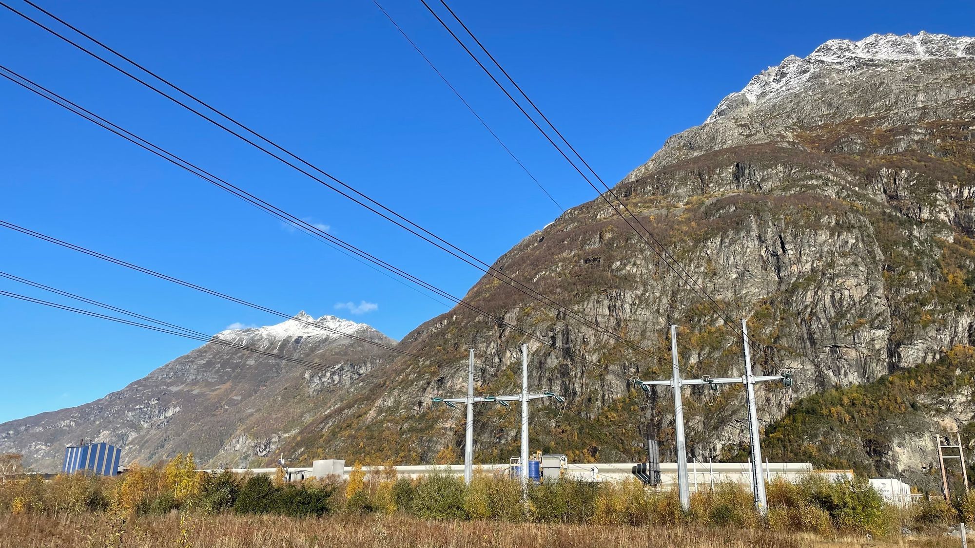 Statnett nedjusterer prognosene for kraftbehovet til industrien de neste fem årene. Kraftlinjene på bildet går fra Statkrafts Aura-kraftverk inn til Hydro Aluminium Sunndal.