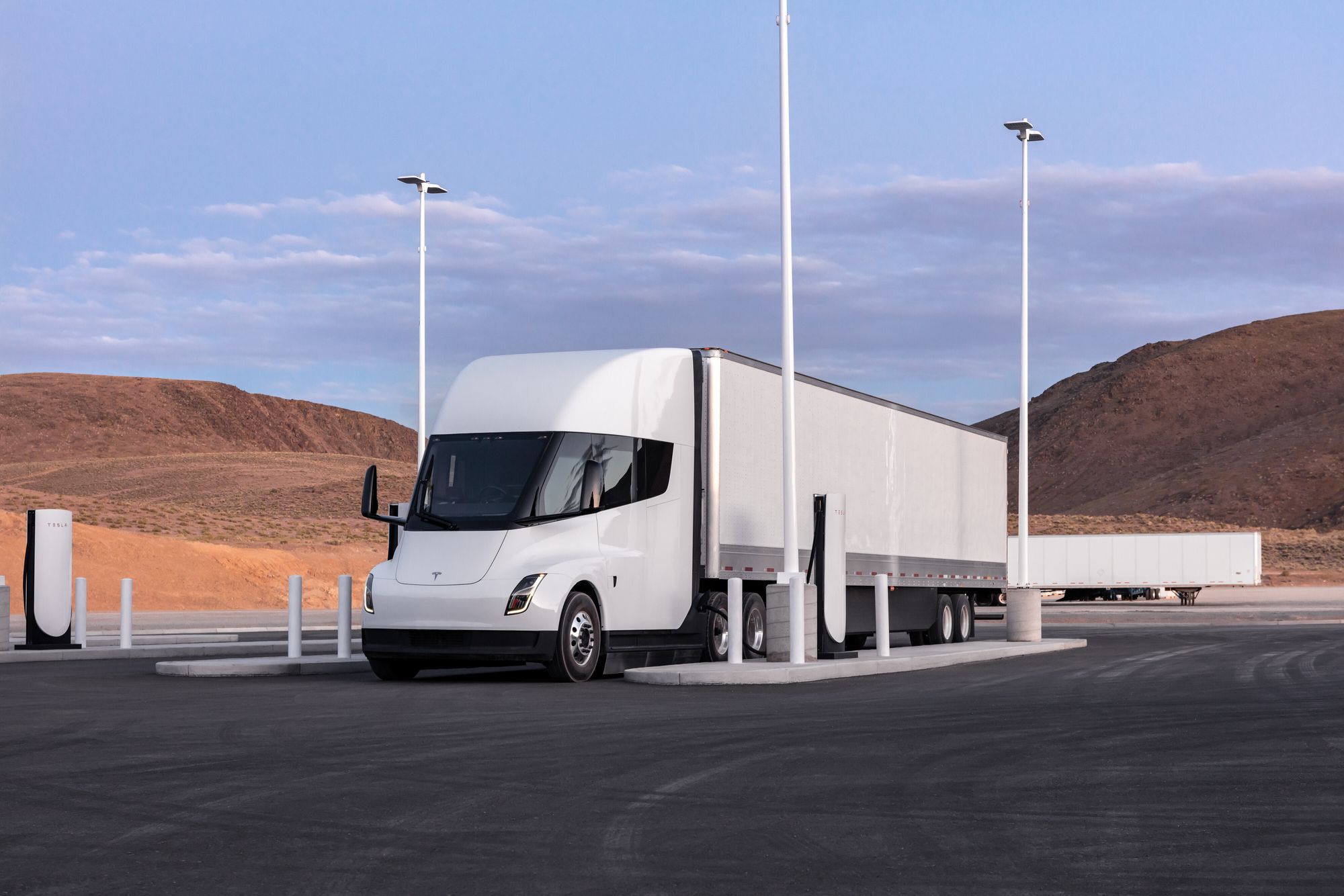Tesla Semi går på amerikanske veier. Nå kommer den europeiske versjonen.