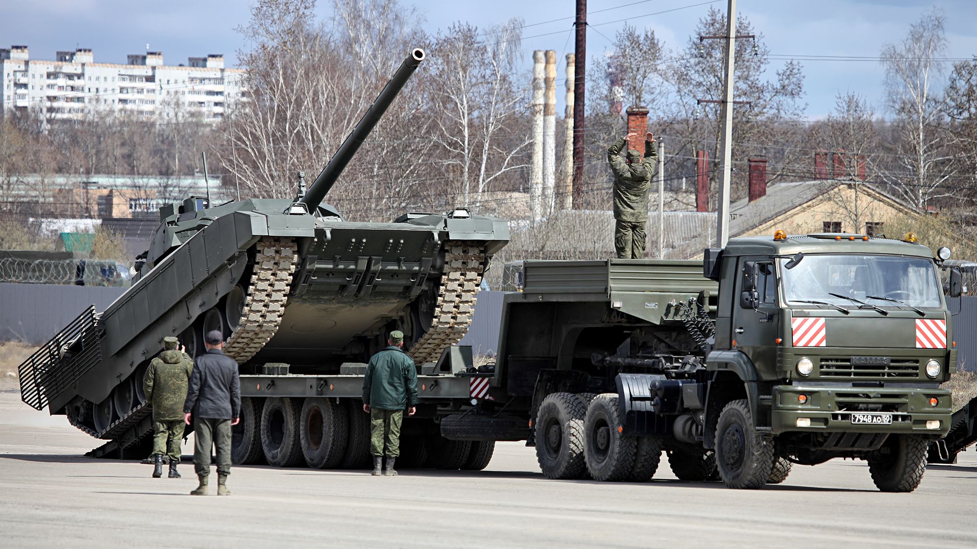 T-14-prototyp lastes opp på et flak i april 2016. Snart sju år senere skal Armata-stridsvognene fortsatt ikke være klar for kamp, ifølge britisk etterretning.