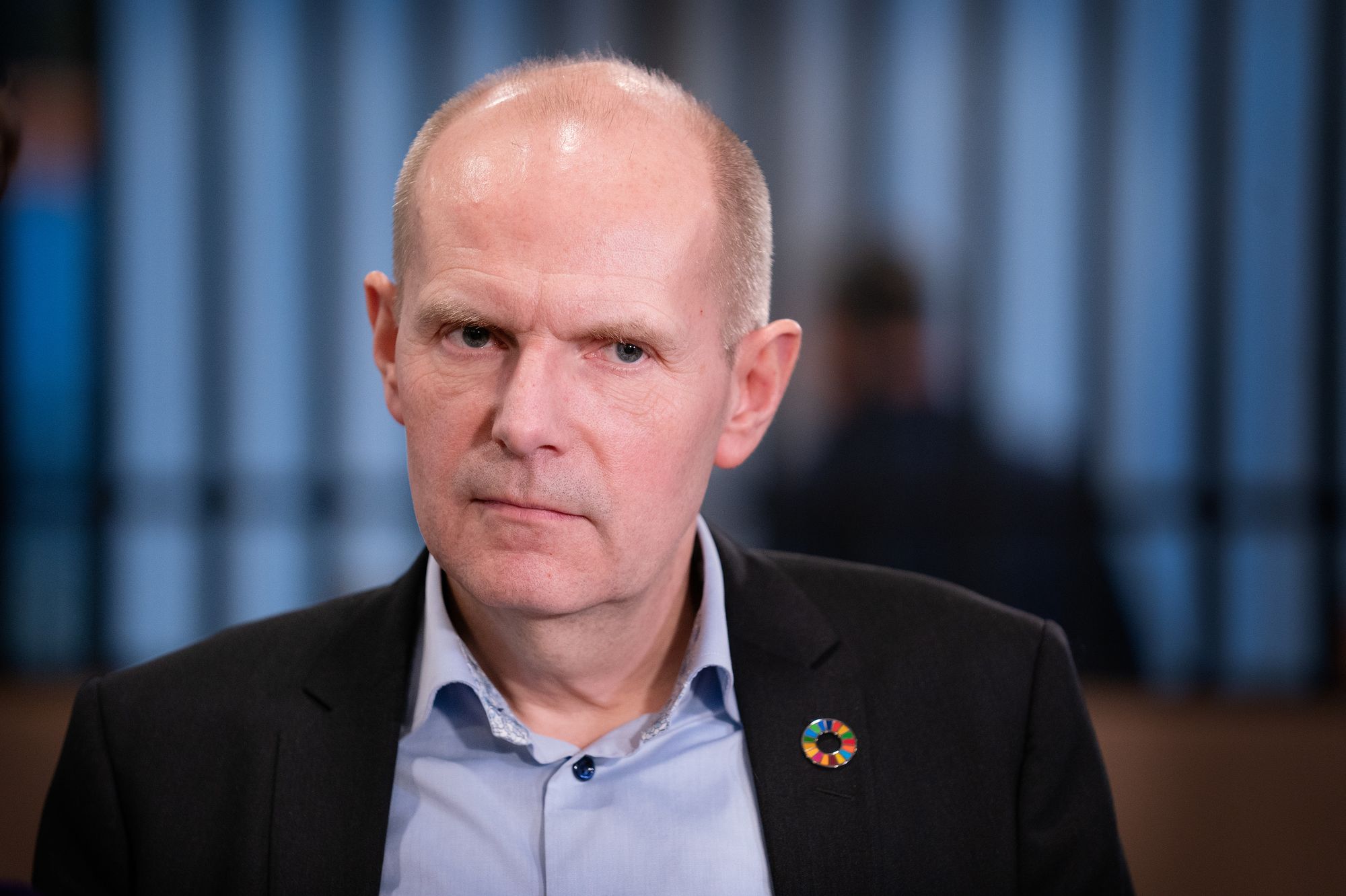 Tidligere konsernsjef Gorm Frimannslund i Bane Nor gikk av etter problemene med byggingen av Follobanen. Nå støtter han kritikken Thor Gjermund Eriksen har kommet med om styringen av Bane Nor.