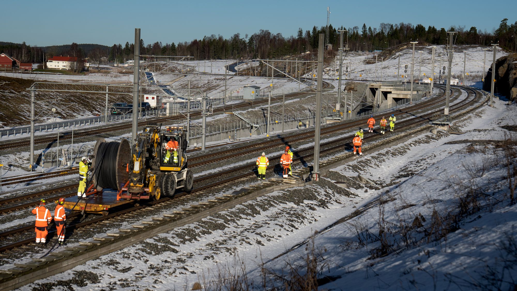 Det tok lang tid å finne og fikse problemene på Follobanen etter at banen stengte i desember. 