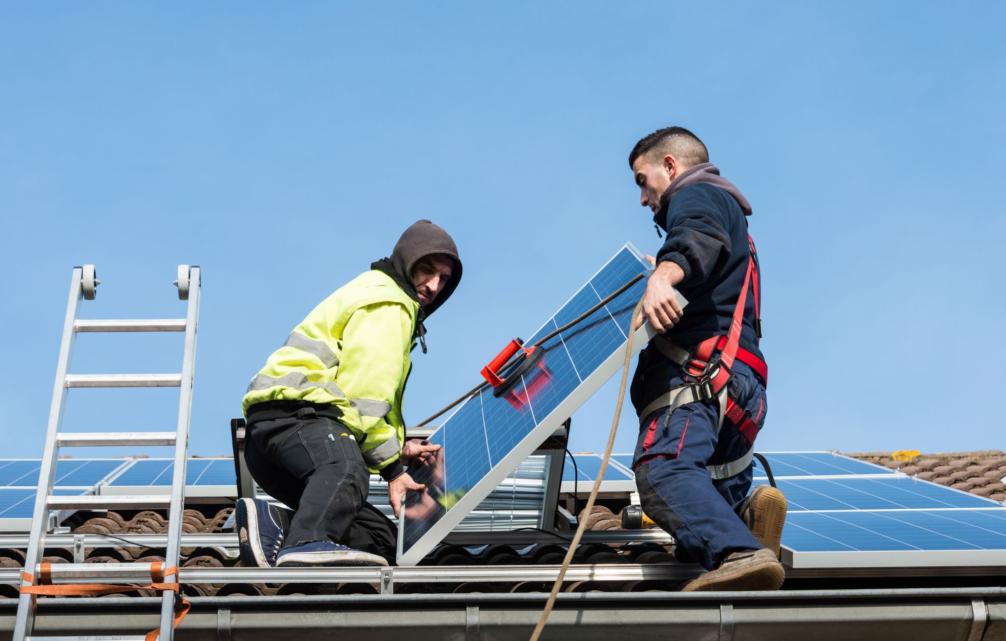 Vi bør lære av Sverige, som har innført 50 prosent skattefradrag for kostnadene til installasjon av solceller til husholdninger, skriver kronikkforfatterne.