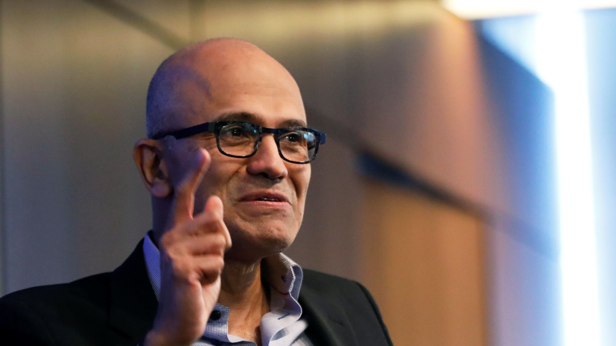 Microsoft-sjef Satya Nadella. Selskapet har akkurat inngått milliardkontrakt med ChatGPT, og advarer samtidig sine ansatte om chatroboten.