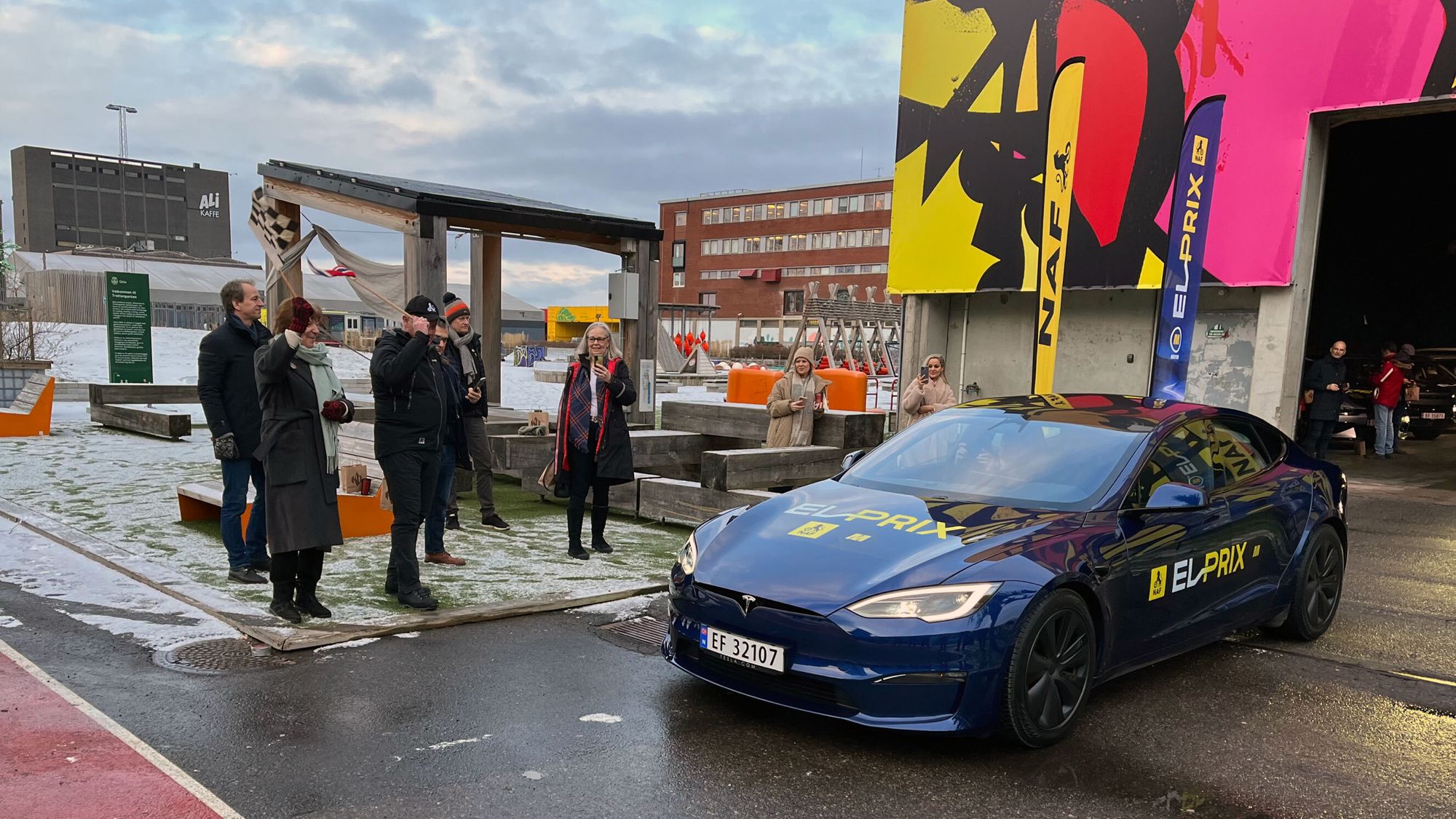 En Tesla Model S vinkes av gårde i Nafs siste rekkeviddetest.