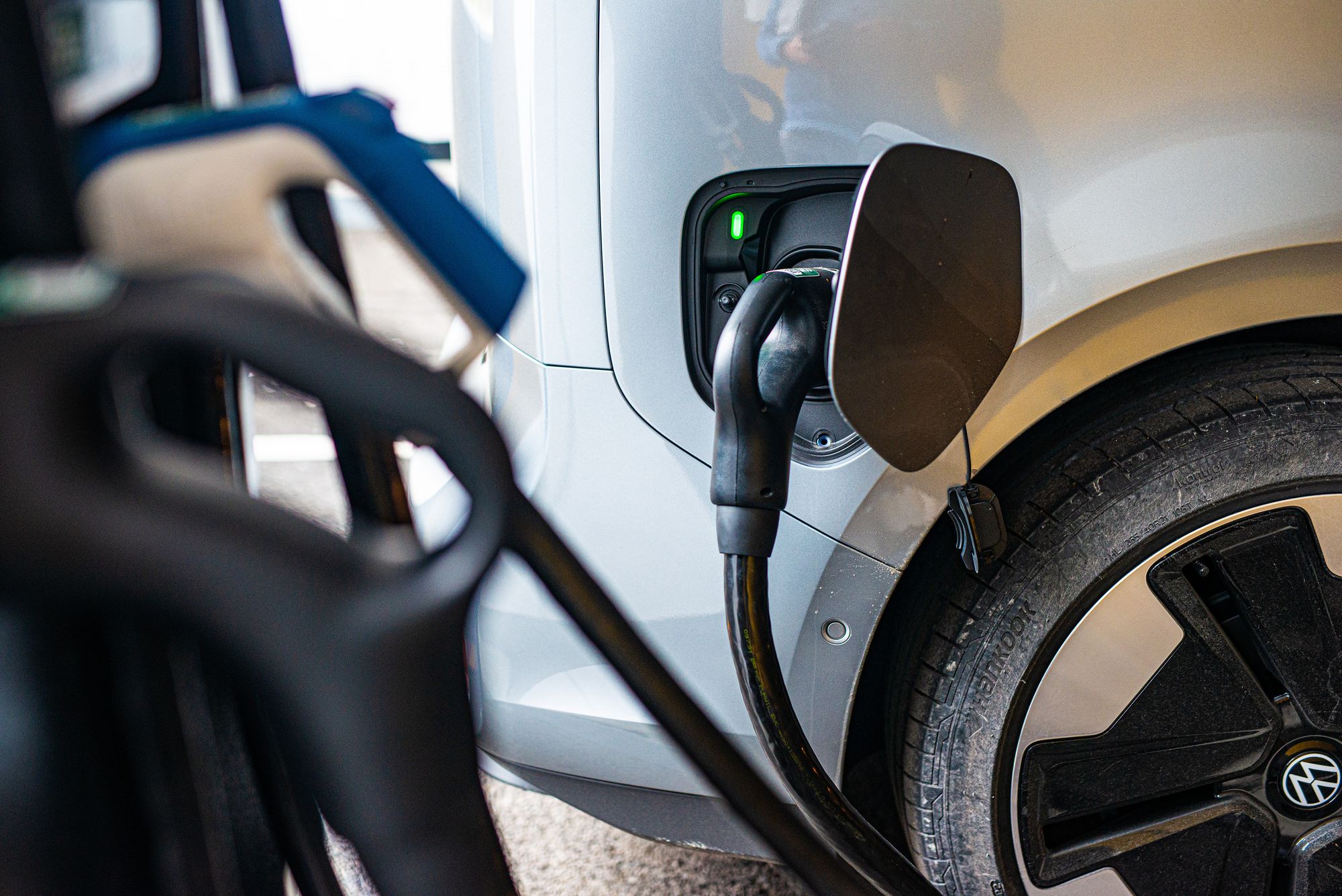 Å lade batteriet med store mengder energi på kort tid sliter på batteriet.