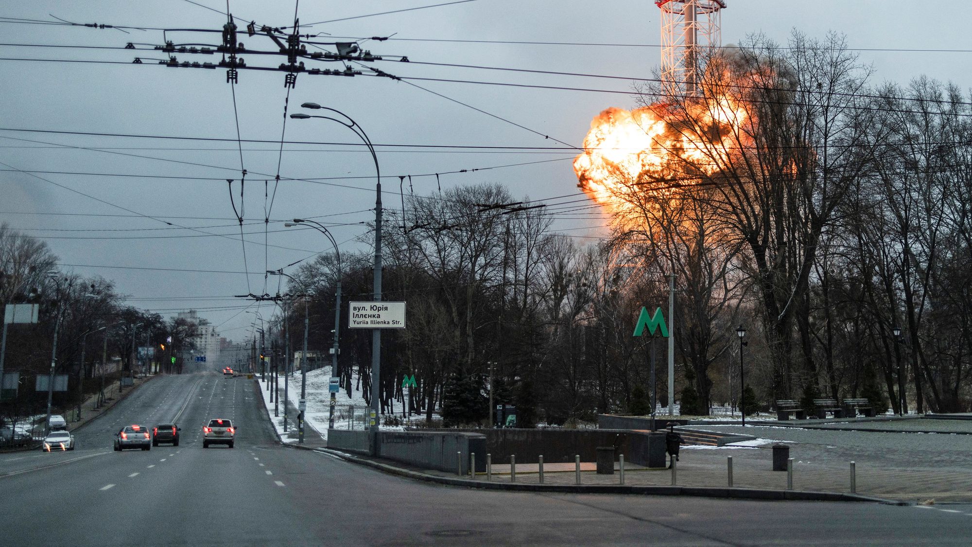 − Du kommer til et punkt i en krig der det er enklere å bombe noe enn å ta det ut digitalt, sier Knut Grandhagen i Cyberforsvaret. Her sprenger russerne et TV-tårn i Kyiv, 1. mars 2022.