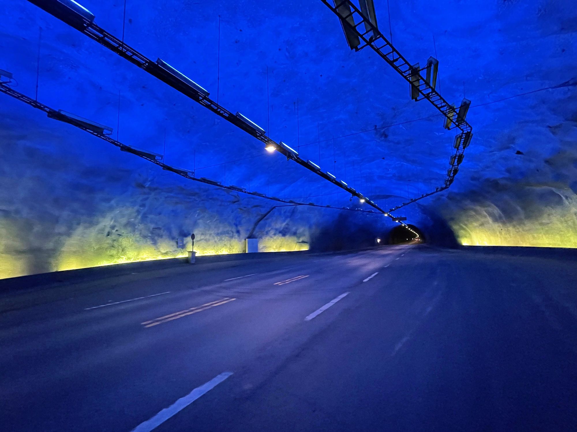 Den 24,5 kilometer lange Lærdalstunnelen åpnet i 2000. Nå skal den oppgraderes for å tilfredsstille nye sikkerhetskrav.