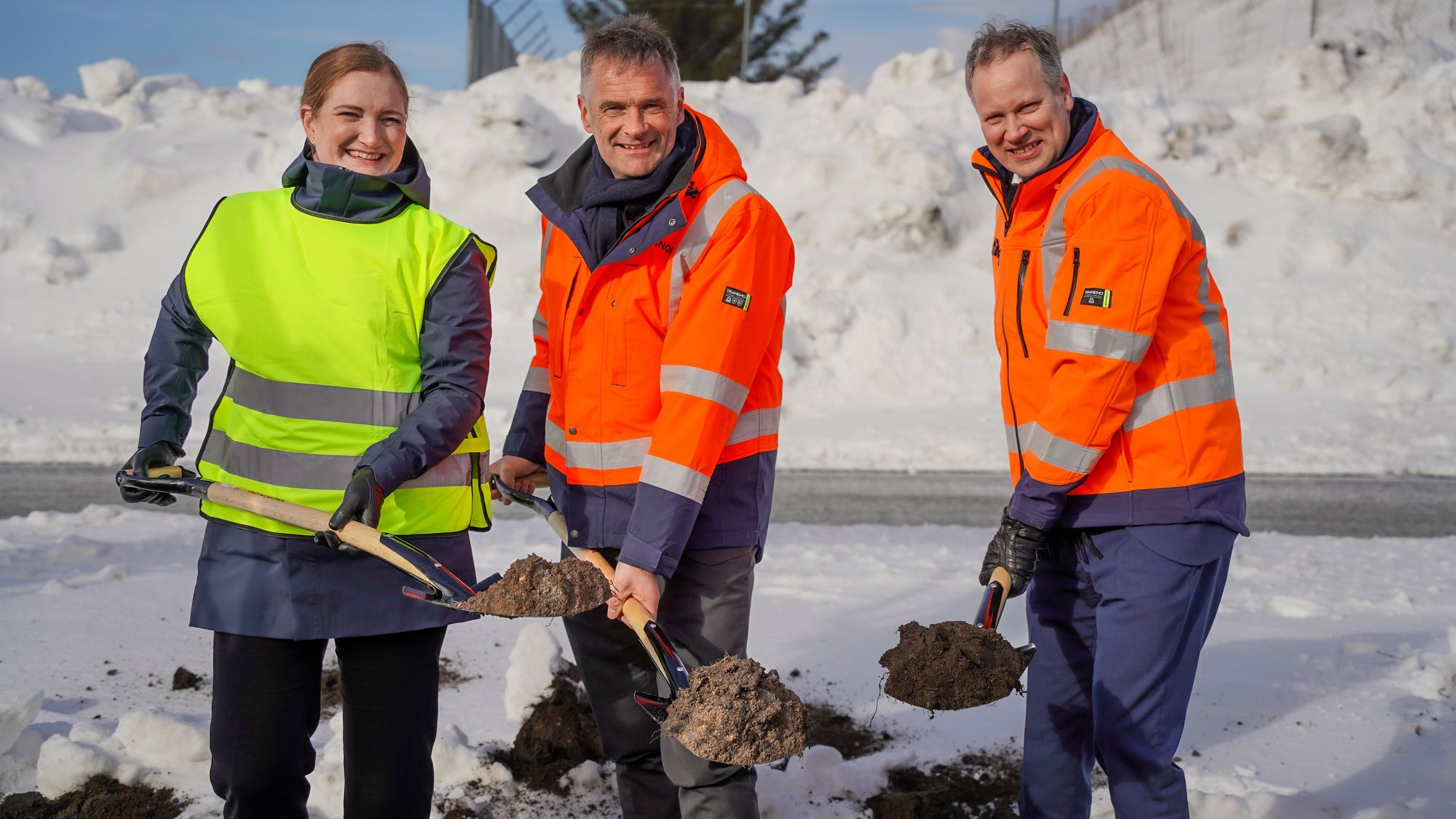 Ordfører i Bodø, Ida Pinnerød, konsernsjef i Avinor, Abraham Foss og samferdselsminister Jon-Ivar Nygård tok de første spadetakene.