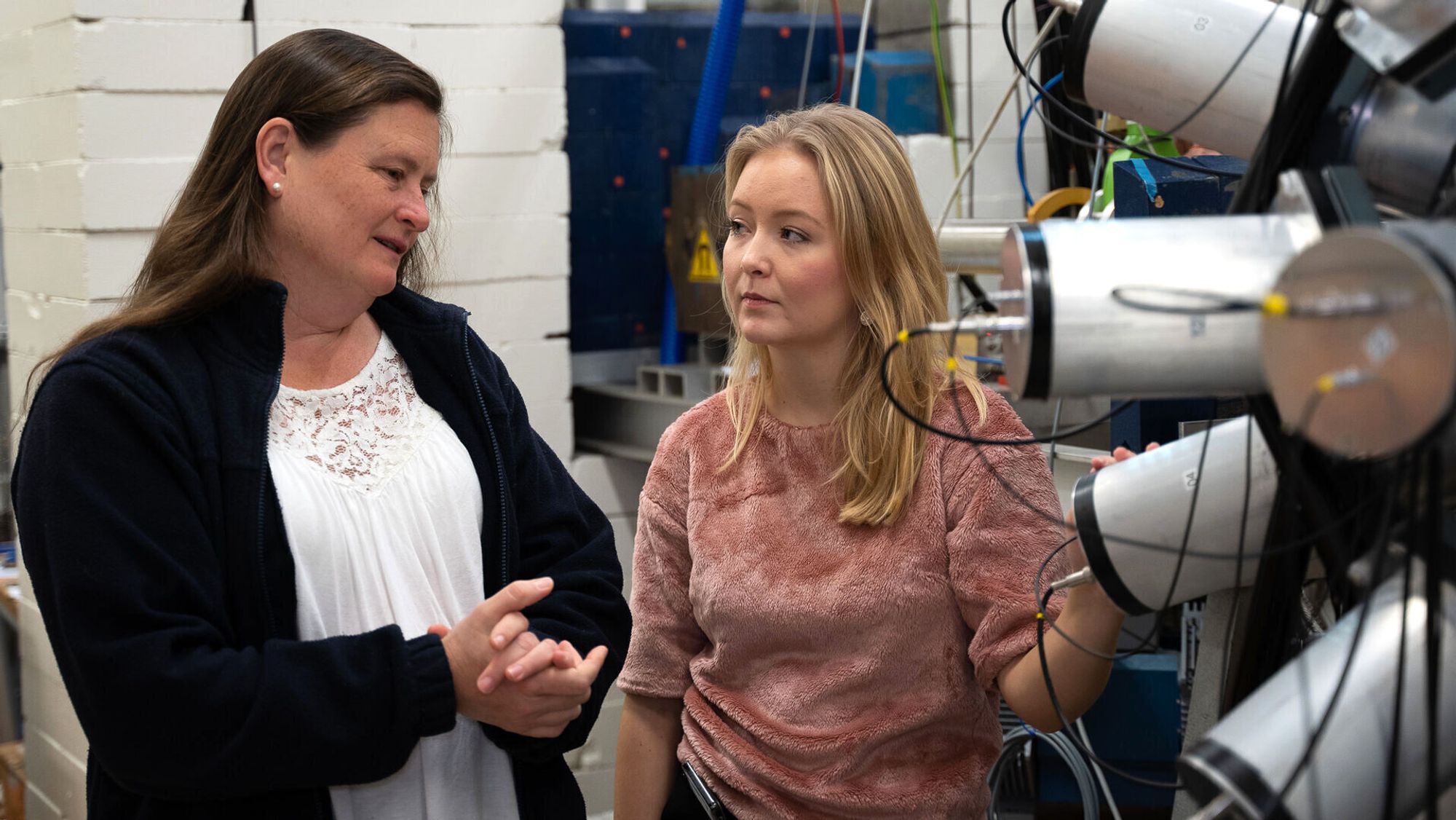 Senterleder Sunniva Siem med masterstudent Elise Martinsen på syklotronlaboratoriet ved UiO.