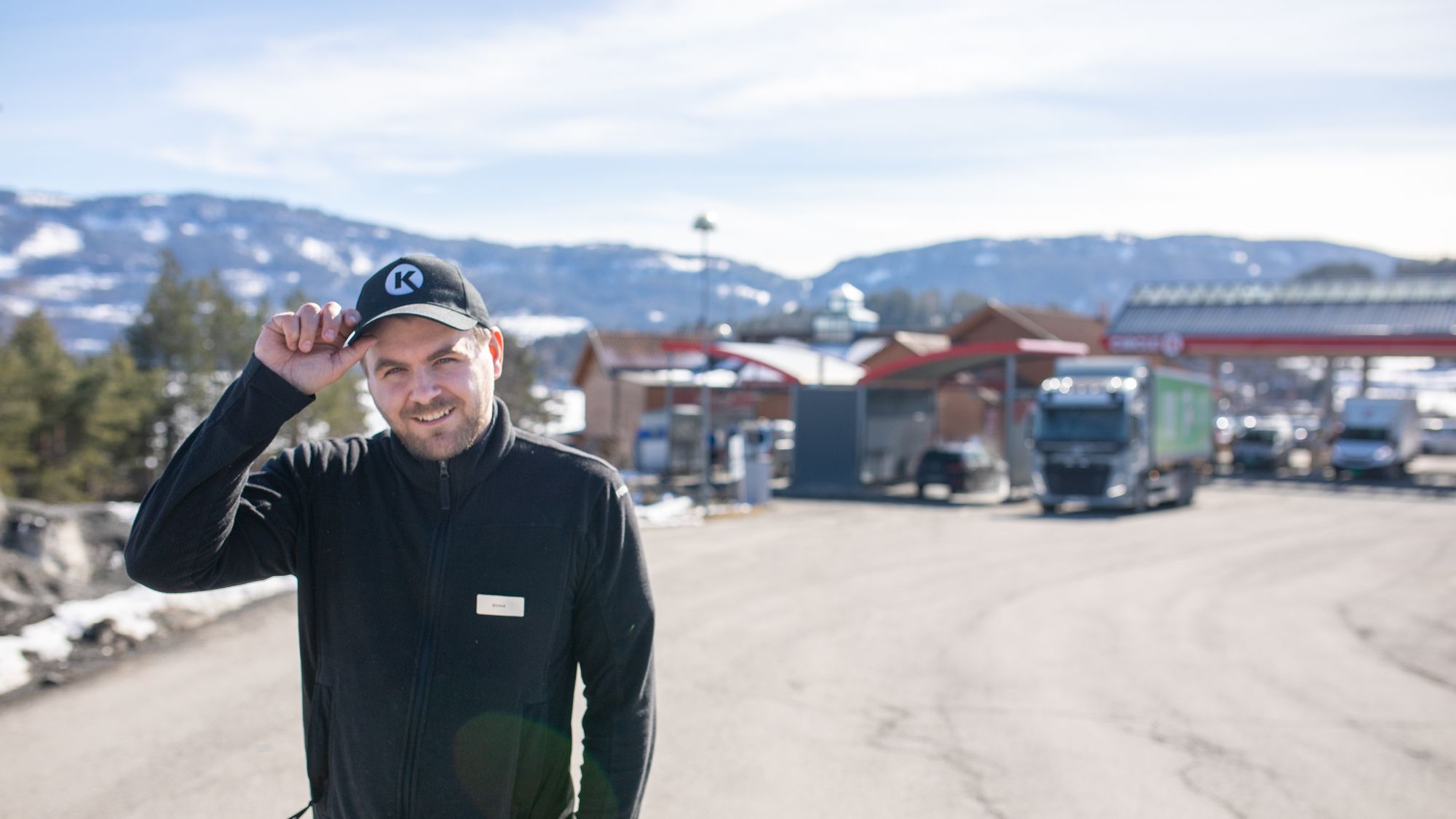 Daglig leder Eivind Arnesen (29), som driver bensinstasjonen Circle K ved Tyrifjorden, gleder seg til mye trafikk og besøk i påsken.