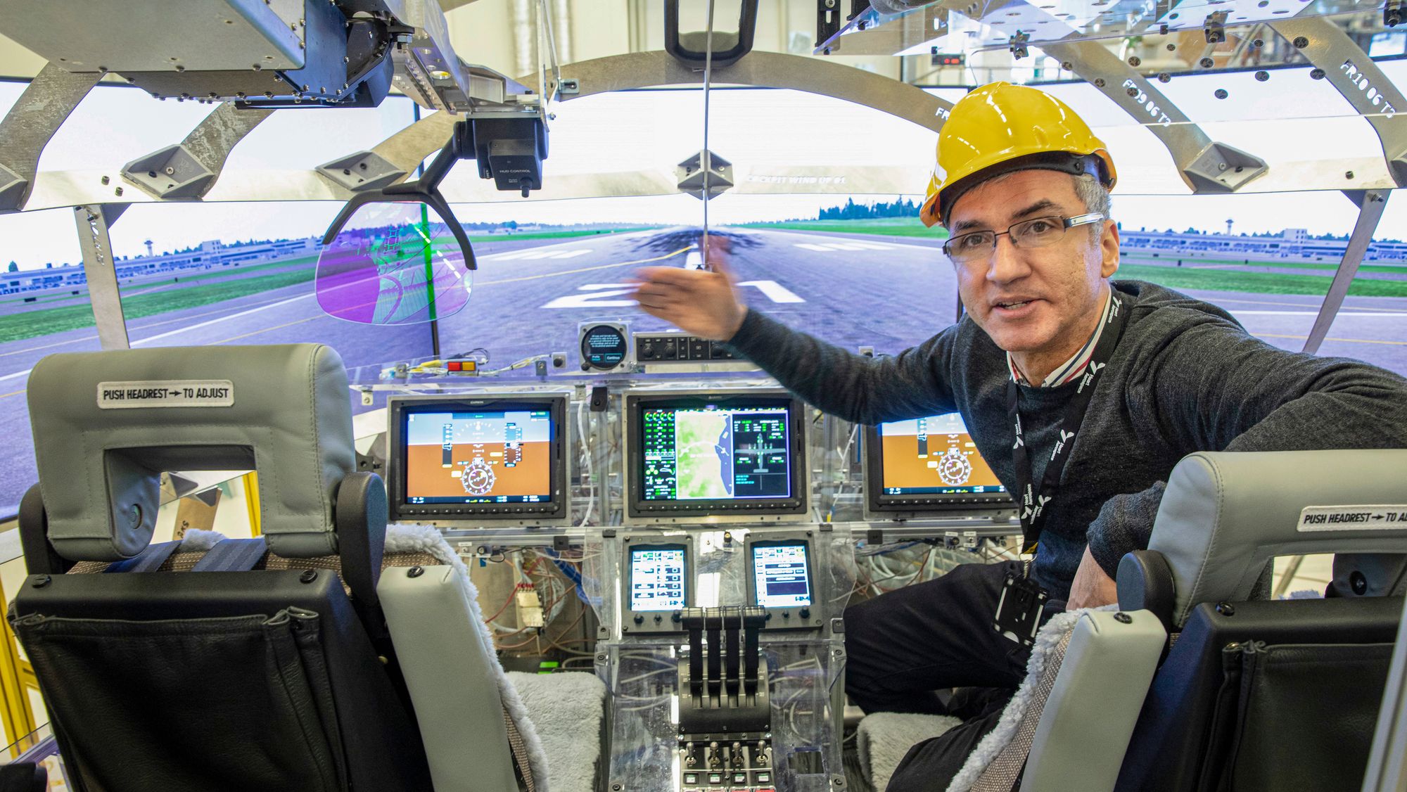 Guilherme Albuquerque leder testfasilitetene, som består av et skjelett av flykroppen med vinger, flaps og haleparti, men med en tilnærmet fullt utrustet cockpit levert av Garmin. Flykapteinen i venstre sete har head up-display. Veldig mange av knappene i et konvensjonelt fly er erstattet av touch screens, men skulle skjermene gå i svart, kan flyet styres manuelt med instrumentboksen under hånda til Albuquerque.