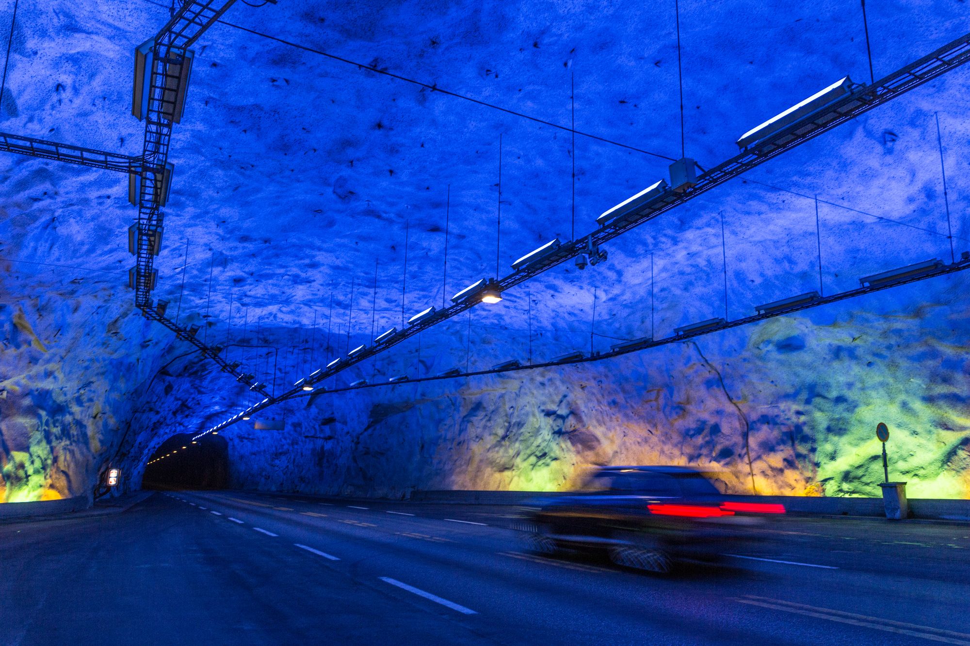 Den 24,5 kilometer lange Lærdalstunnelen ble åpnet i 2000. Nå må den oppgraderes for å tilfredsstille nye sikkerhetskrav.