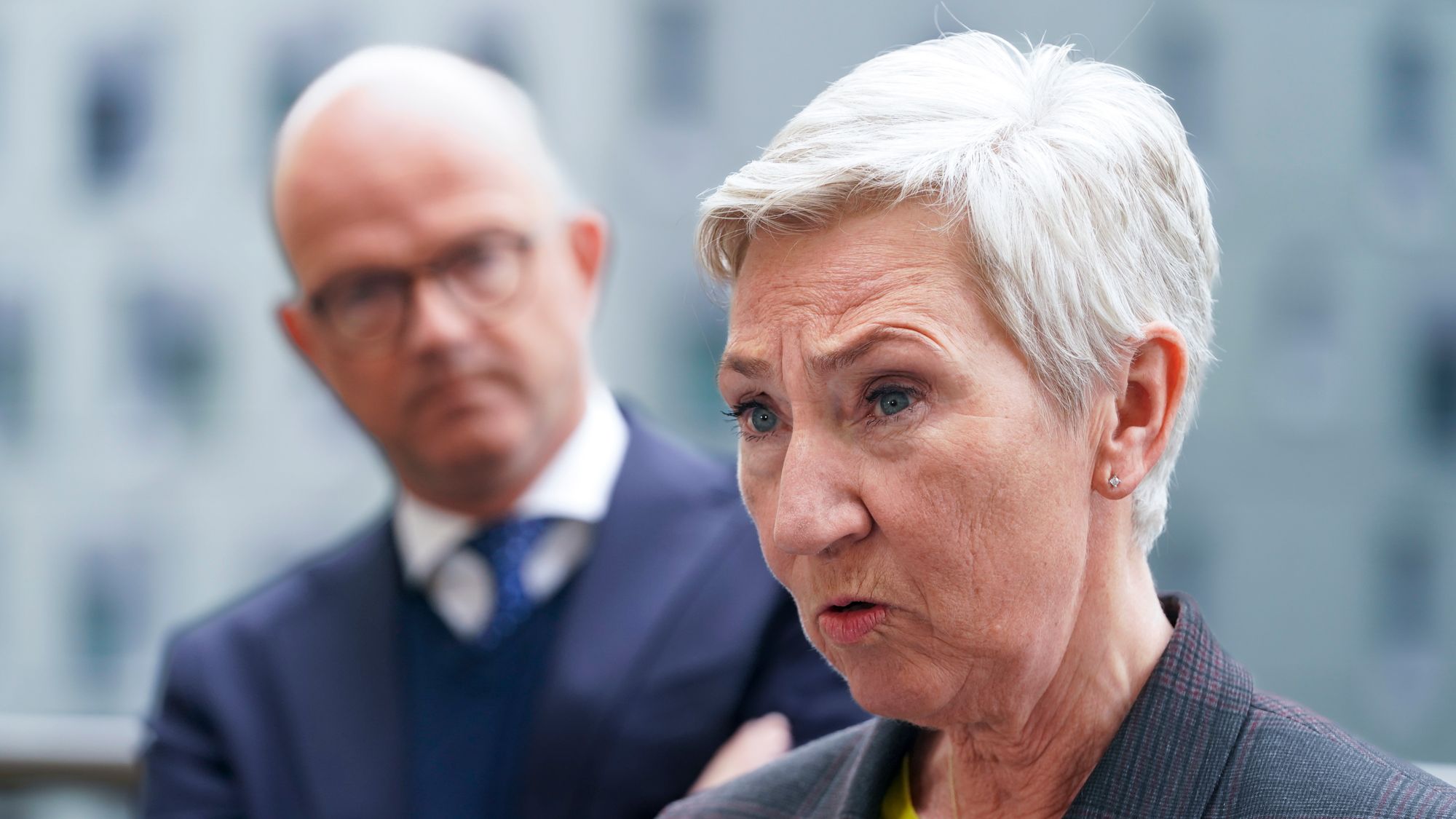 LO-leder Peggy Hessen Følsvik og NHOs administrerende direktør Ole Erik Almlid (i bakgrunnen) har ikke lykkes i å bli enige. Nå tar LO ut tusenvis av medlemmer i streik.