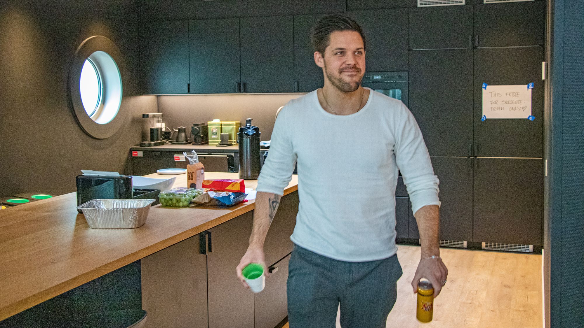 Jonas Helmikstøl i Easee da selskapet sto i stormen som oppstod da svenske Elsäkerhetsverket avdekket at dokumentasjonen til produktene deres ikke holdt mål. Nå har han solgt seg ut.
