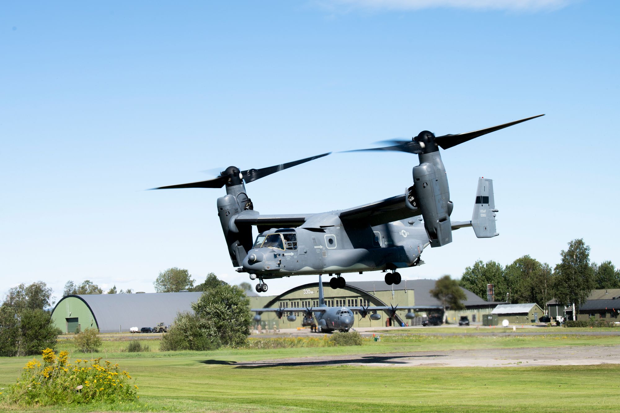 Et CV-22B Osprey tiltrotorfly, til daglig stasjonert på RAF Mildenhall i Storbritannia, tar av fra Rygge flystasjon under en øvelse i 2020. Nå er flytypen igjen tilbake på Rygge i forbindelse med en ny øvelse. Flyet i bakgrunnen er trolig en MC-130, en flytype som også deltar på øvelsen som pågår nå i oktober.