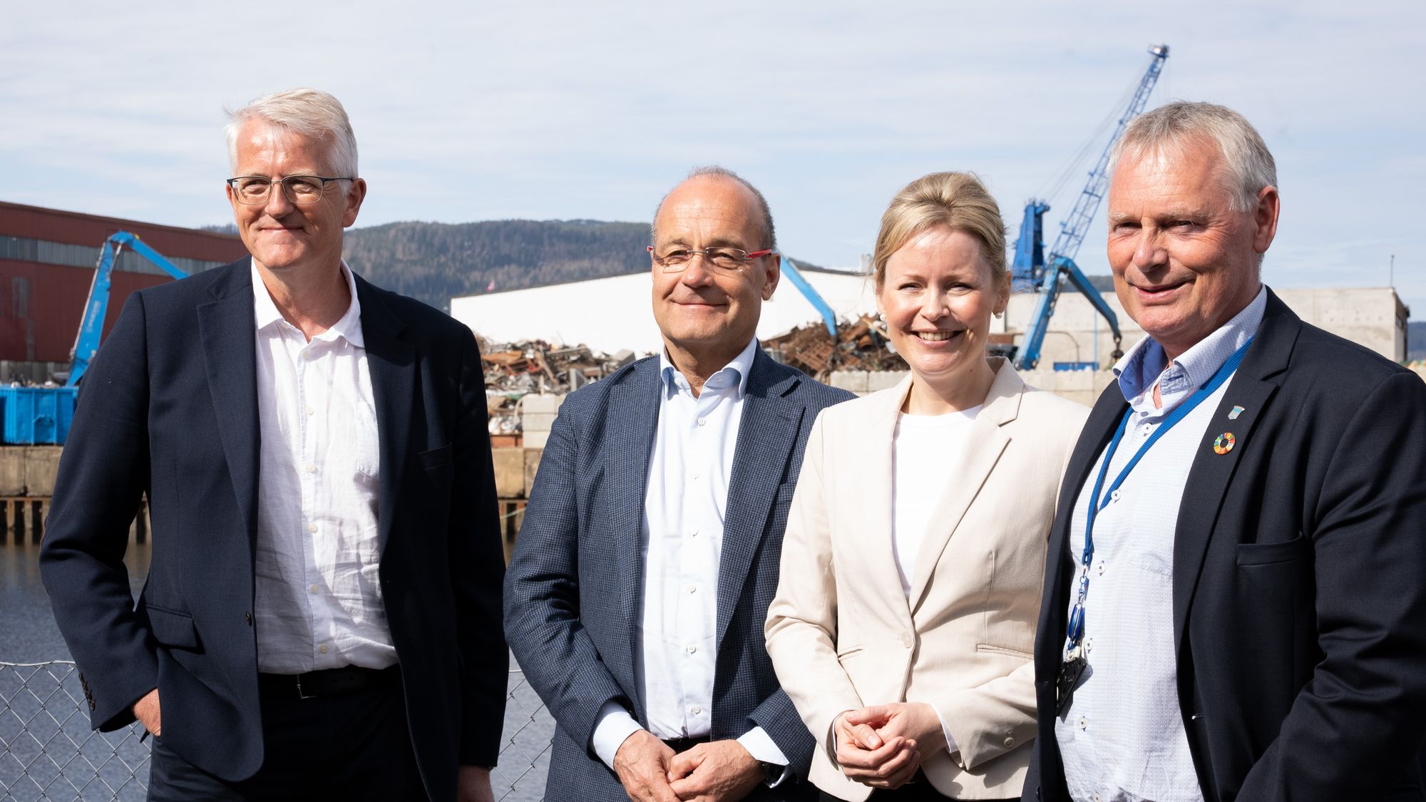 Bydelen Nyhavna reiser seg i bakgrunnen. Fra venstre Statkrafts Svein Ove Slinde, styreleder Johan Arnt Vatnan i Nyhavna utvikling, Enovas Astrid Lilliestråle  og kommunedirektør Morten Wolden.