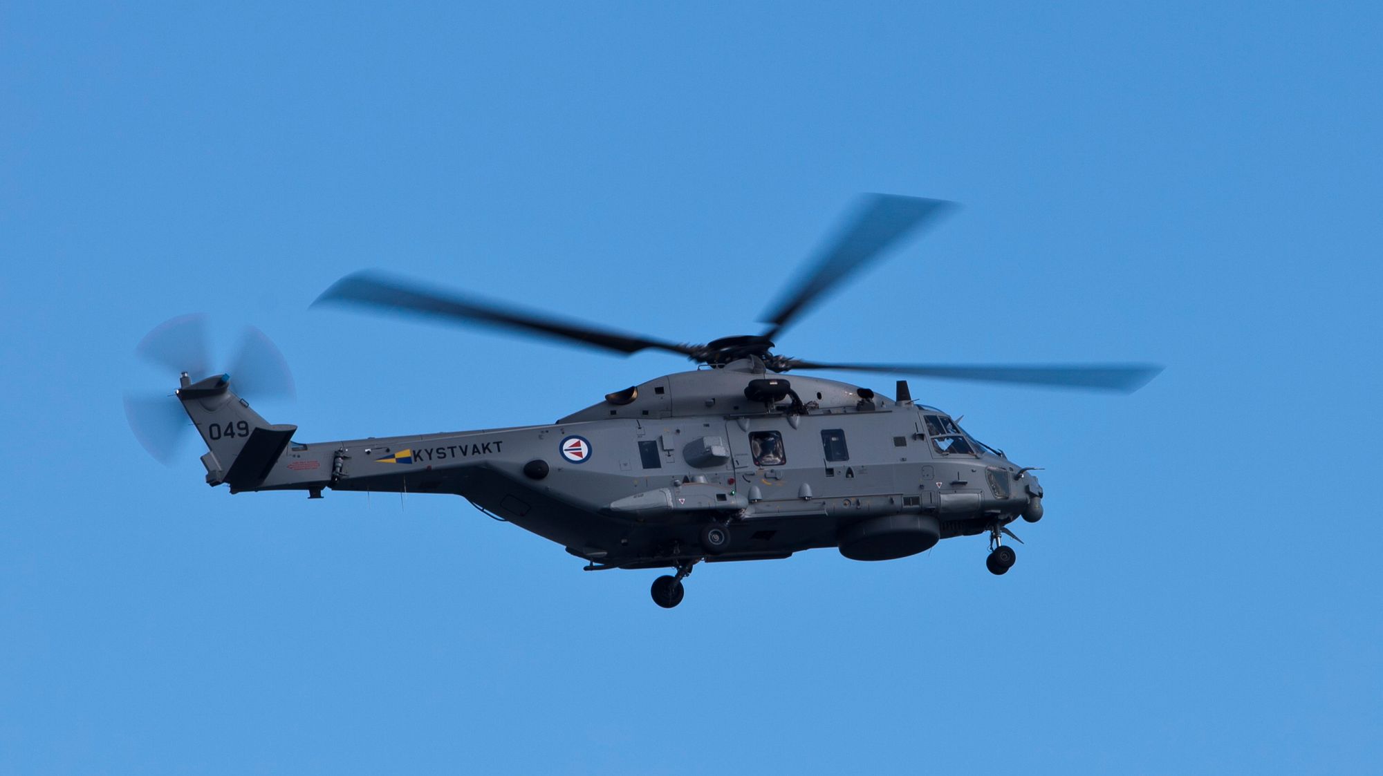 Et NH90-helikopter fra Kystvakten i lufta over Oslofjorden under flyoppvisning i 2012.