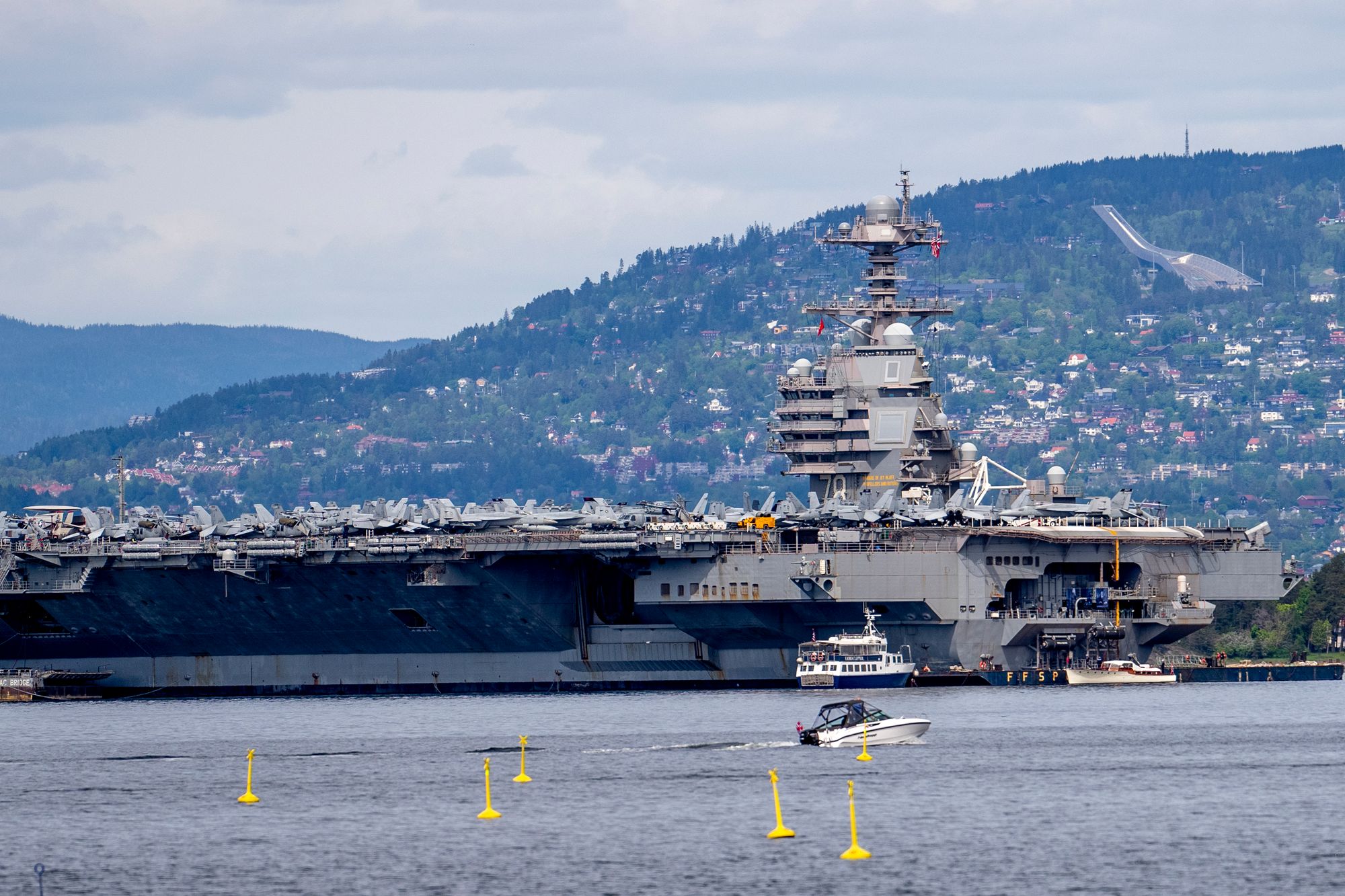 Det er P-8 Poseidon-fly som dette, her i selskap med et F-35 kampfly, som i de siste dagene har hatt omfattende aktivitet i Norskehavet. Bildet er fra en tidligere anledning. Begge flyene er norske.