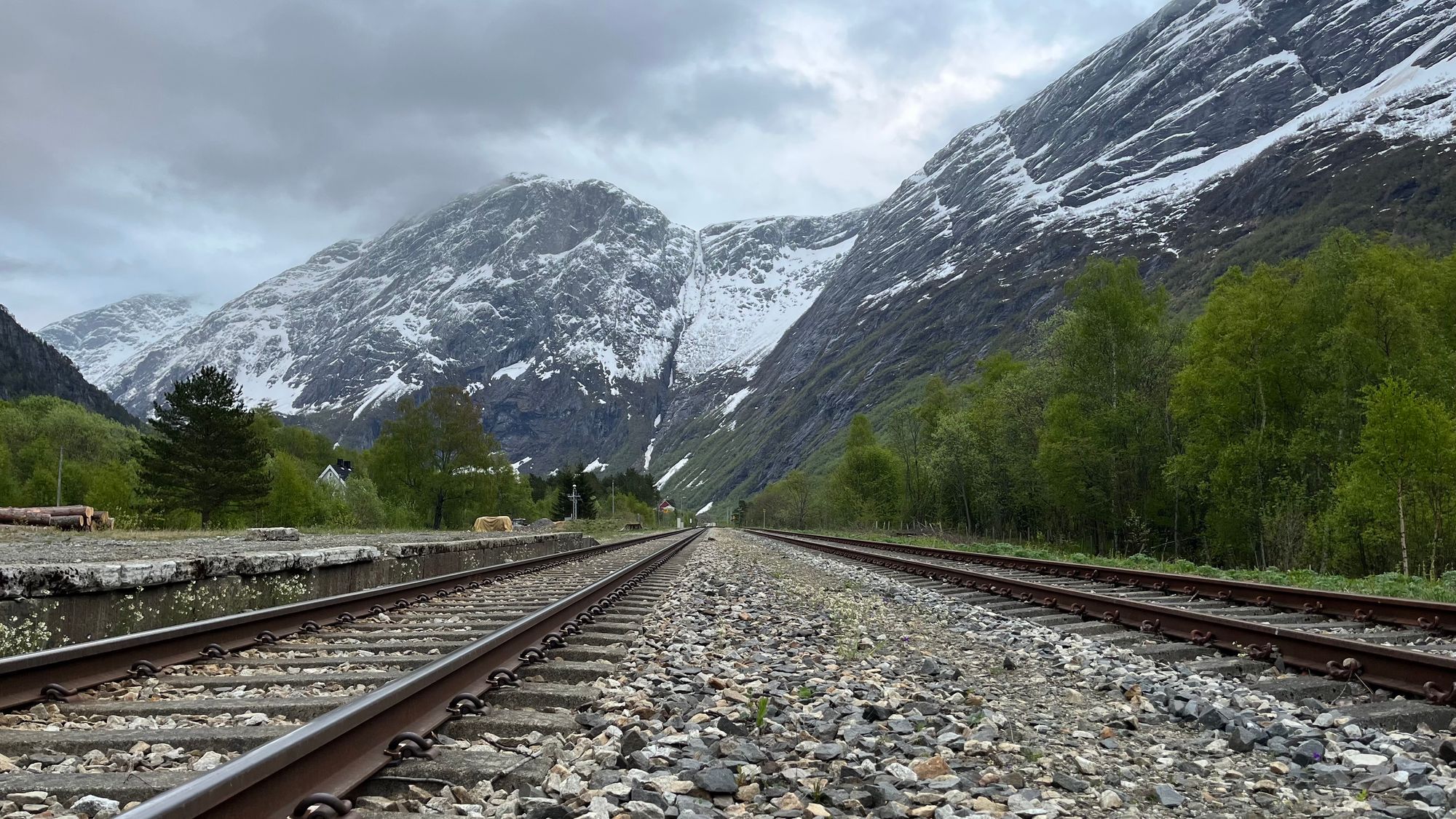 Søndag kveld sporet et tog av på Dombås stasjon på Raumabanen. Bildet er fra Marstein stasjon nede i Romsdalen.