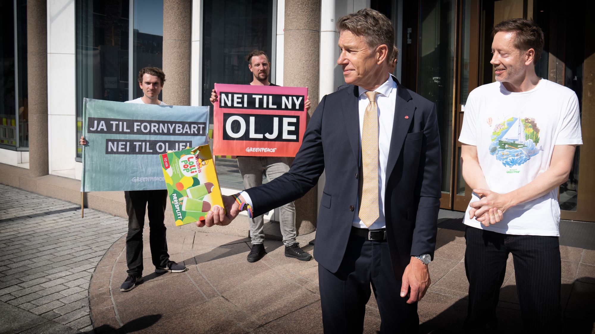 Olje- og energiminister Terje Aasland møtte Greenpeace utenfor departementet sommeren 2023, etter å ha godkjent 19 nye oljeprosjekter under oljeskattepakka.