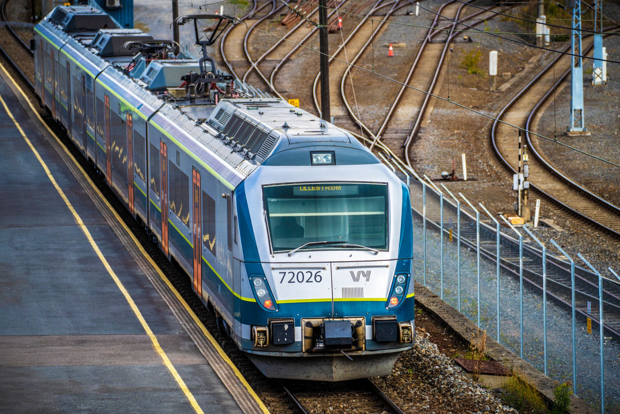 Et type 72-tog fotografert på Alna stasjon i 2022. Alle togene av denne typen er tatt ut av bruk til Vy har funnet ut hva som forårsaket feil med dørene – og har utbedret feilen.
