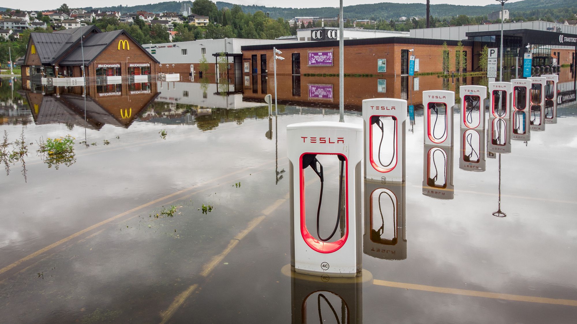 Strandtorget på Lillehammer ble overflommet av uværet Hans i 2023. McDonalds-bygget ble revet, men gjenoppbygget på samme sted. Området blir jevnlig rammet av flom, verst i 1995.