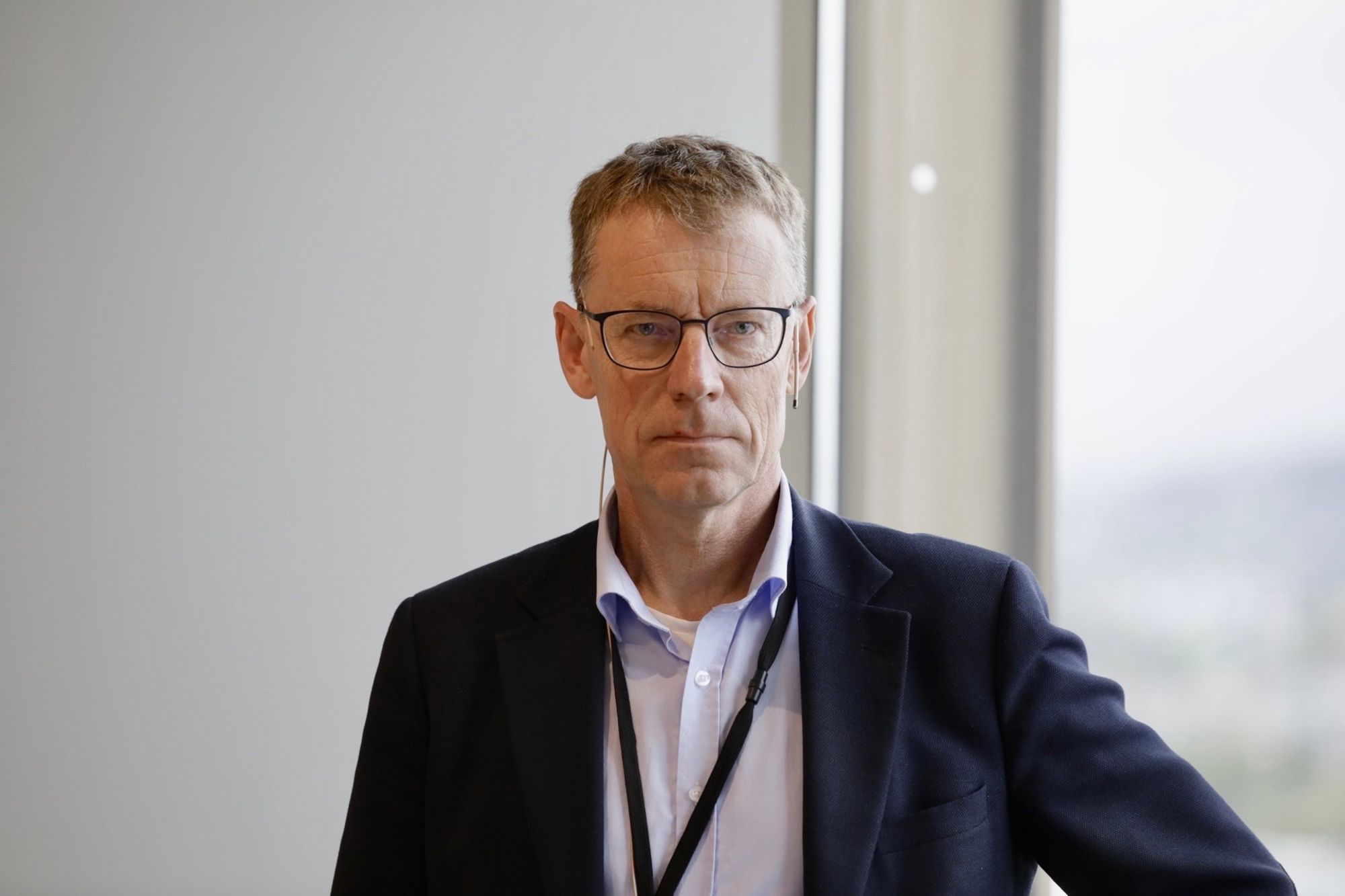 Jernbanedirektør Knut Sletta har sagt opp jobben etter å ha undertegnet kontrakt med det private almennings-selskapet på Hadeland, der han både er oppvokst og bor.