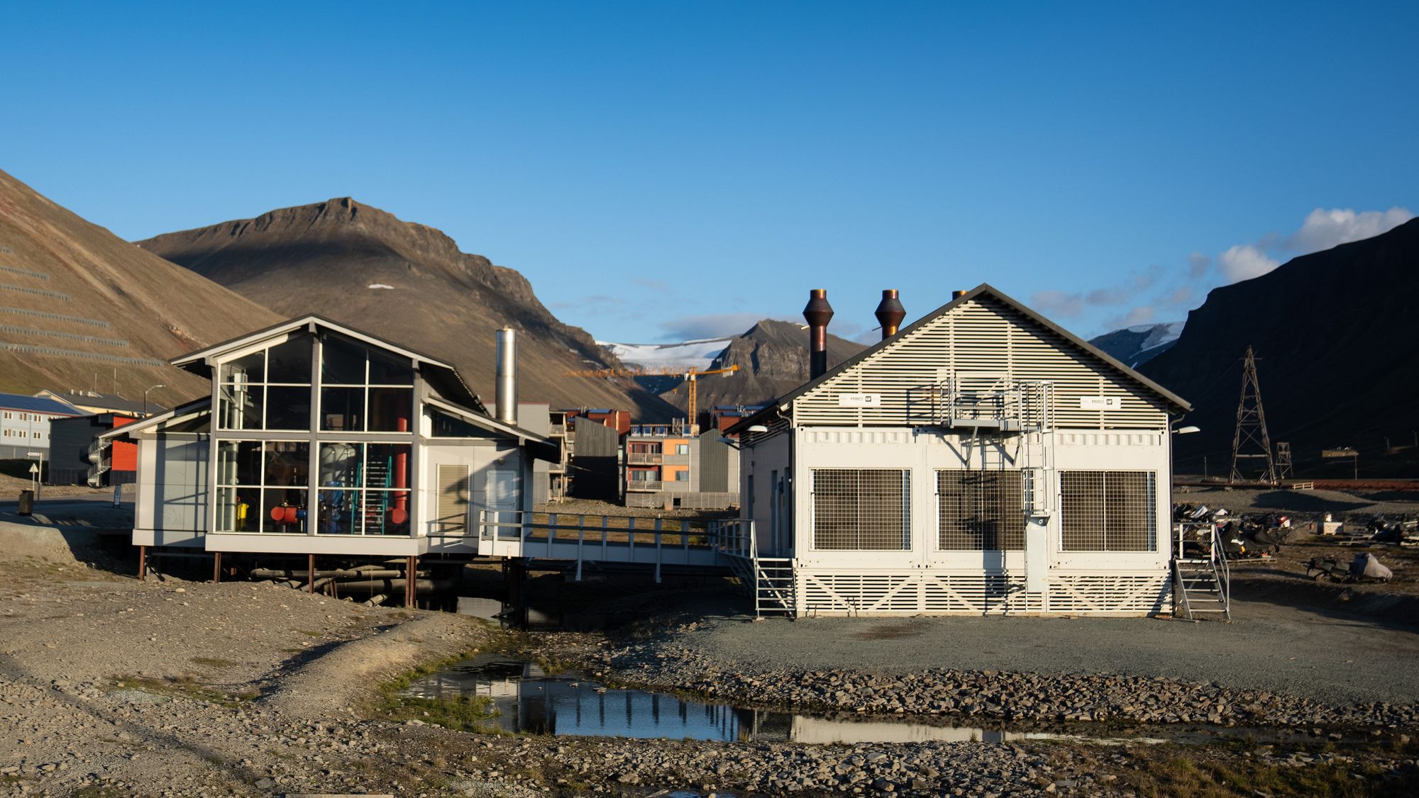 Fyrhus og reservekraftverket i Longyearbyen skal fra oktober 2023 erstatte kullkraftverket. Et nytt kraftverk med nye multifuel- motorer skal på plass i 2025.