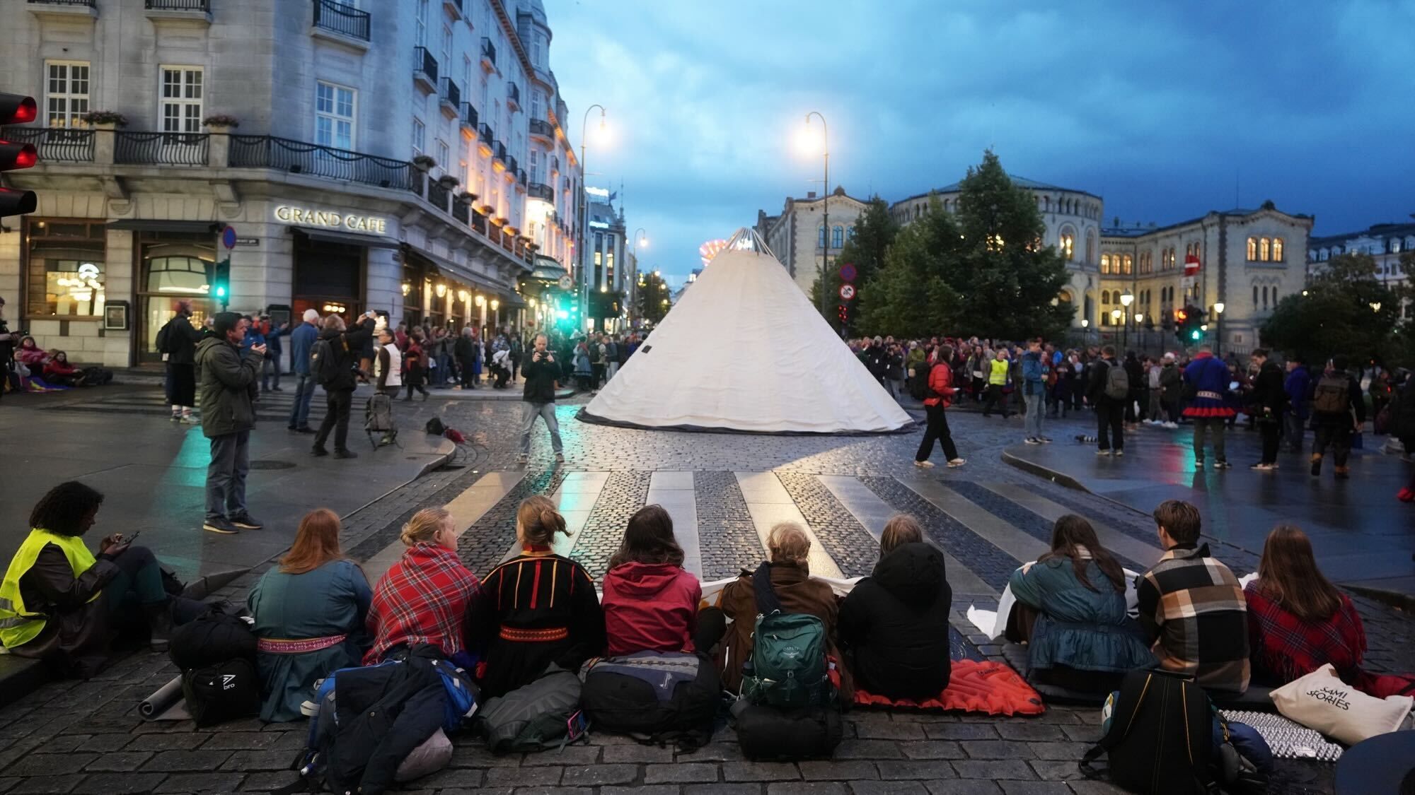 Fosen-aksjonister satte i morgentimene opp lavvoer midt i et kryss på Karl Johans gate. - Det haster mer enn noen gang å tvinge regjeringa til å handle, sier artist og aktivist Ella Marie Hætta Isaksen.