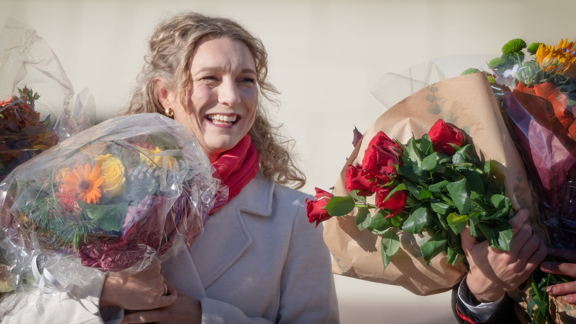 Karianne Tung blir ny digitaliseringsminister. Her får hun blomster ved presentasjonen foran slottet.