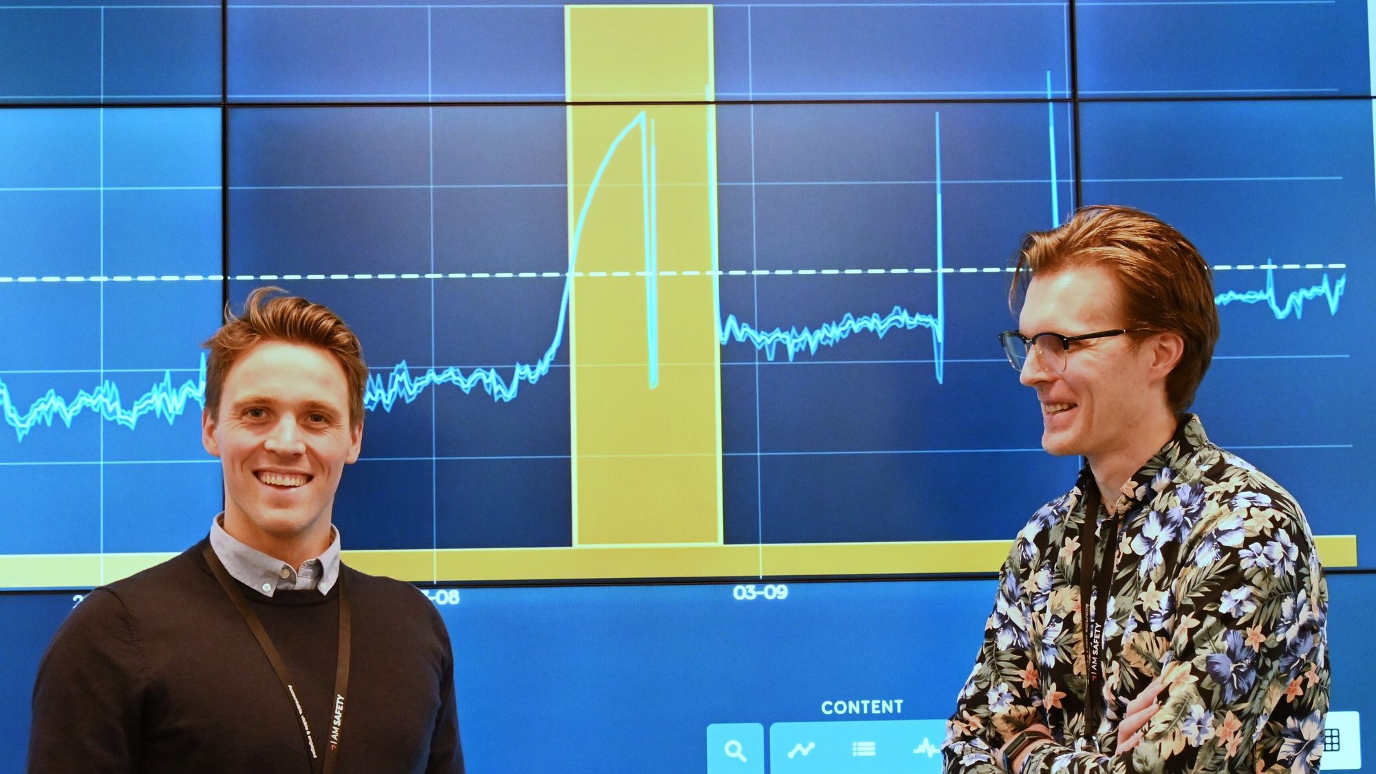 Da IT/OT-ingeniør Erik W. Ravndal (til høyre) i Equinor oppdaget denne peaken (i det gule feltet) varslet han umiddelbart. Det sparte Kårstø for 300 mill. Her sammen med Olav Landstad som er ansvarlig for KI i Equinors IOCT (integrerte operasjonssenter).