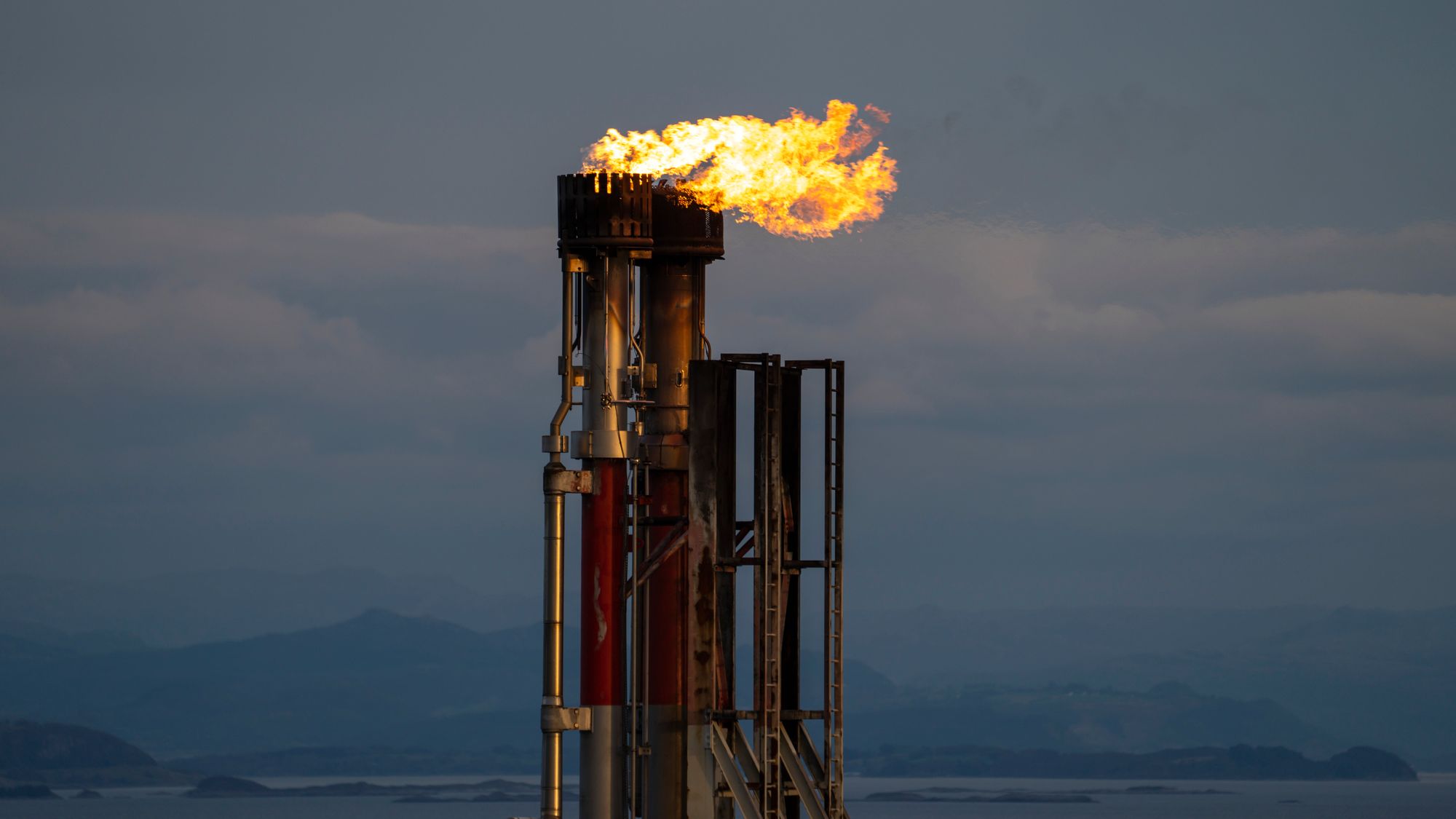 Hyppigheten av kontrollen med flammetårn, der man brenner opp overskuddsgass på olje- og gassplattformer, er kjernen i striden. En manuell kontroll tar tid og gir stans i driften.