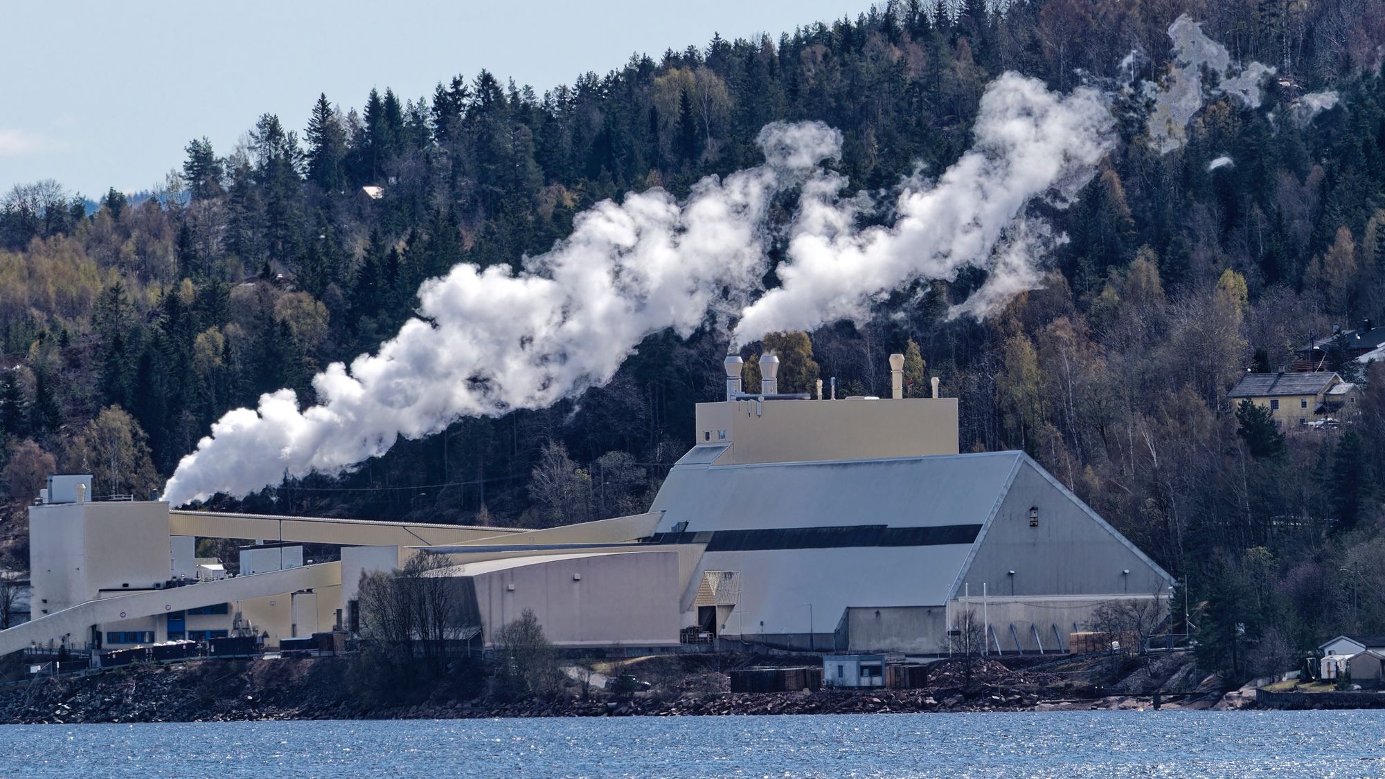 Norgips i Svelvik får ikke tilgang til nok strøm og tvinges til å fortsette å bruke gass i gipsproduksjonen.