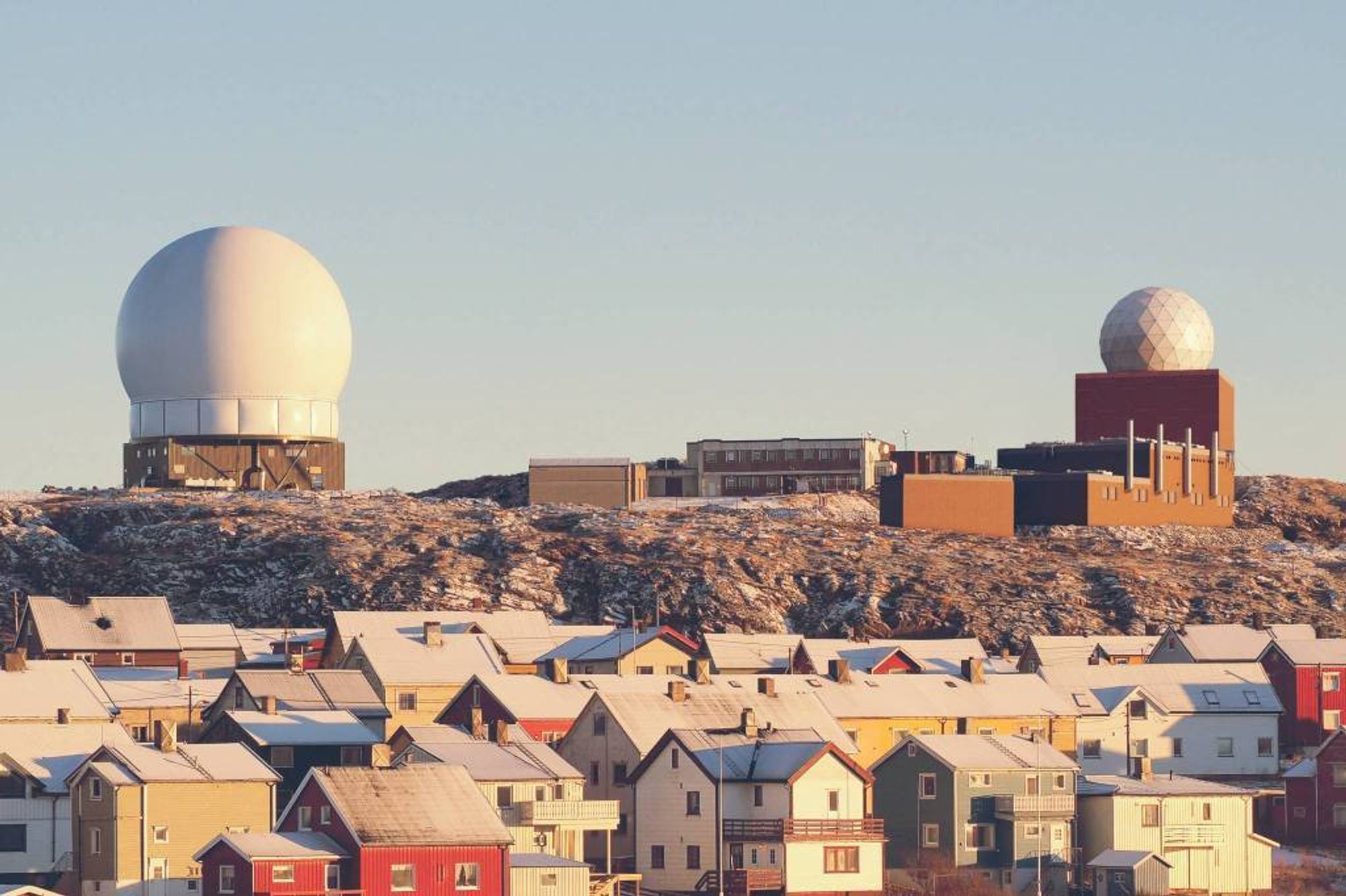 NVE har tidligere gitt avslag til planer om vindkraft i Vardø, da Forsvaret mente at det kan påvirke Etterretningstjenestens radar der. Norge og USA har samarbeidet om GLOBUS-systemet siden 1950-tallet. Radaren skal overvåke objekter i verdensrommet og «vårt nasjonale interesseområde i nord», ifølge E-tjenesten.