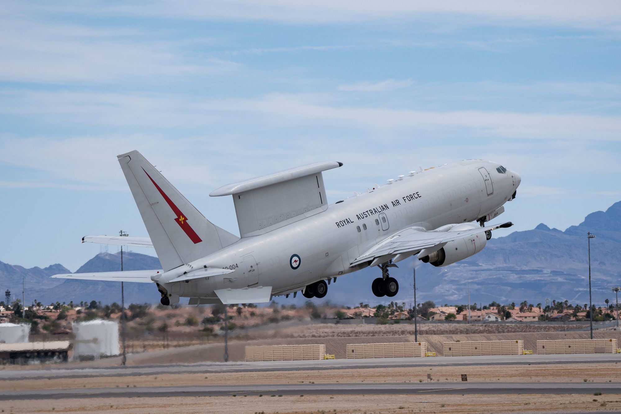 Natos planer om å erstatte dagens Awacs-fly med Boeing E-7A Wedgetail, er avsluttet. Flyet benyttes allerede av enkeltland både i og utenfor Nato, inkludert Australia. Flyet kjennetegnes av den fikserte antennegruppen det har på ryggen.