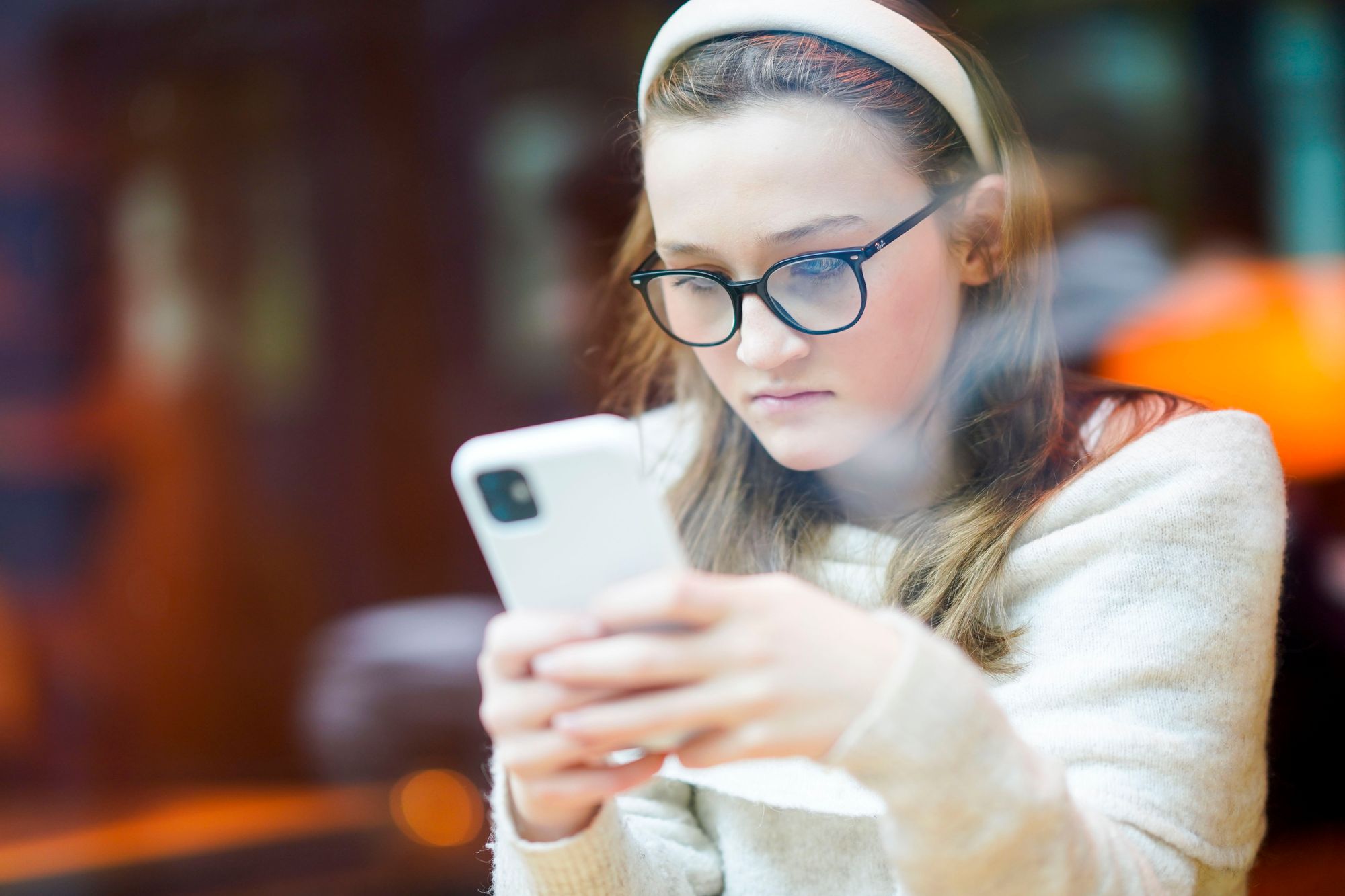 Elever i den svenske grunnskolen må snart legge fra seg mobilen i skoletida.