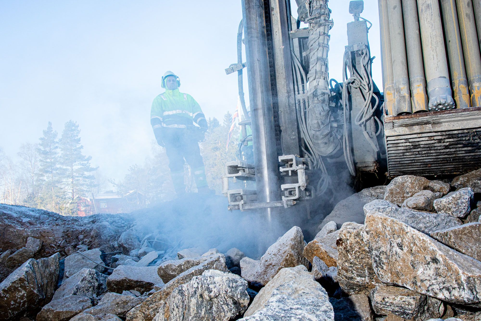 Vi ønsker oss også svenskenes klarsyn og systematiske satsing på bergvarme, skriver forskerne. På bildet bores en energibrønn til et væske-til-vann-varmepumpeanlegg på Siggerud utenfor Oslo.