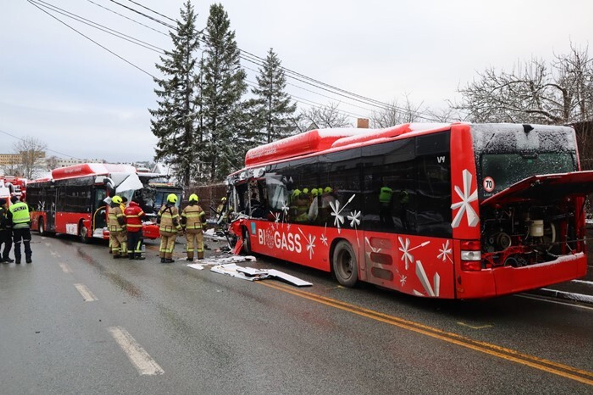 En bussfører omkom og en bussfører ble kritisk skadd som følge av en frontkollisjon mellom disse to bussene i desember 2022. 